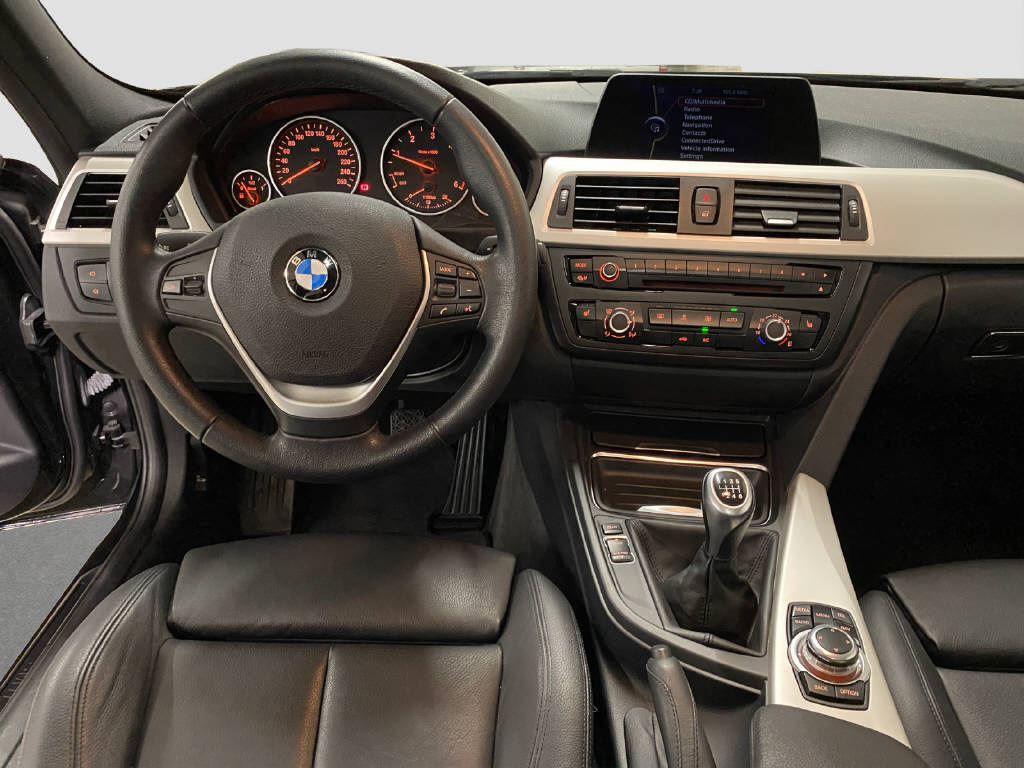 BMW 320d xDrive Touring-image-9