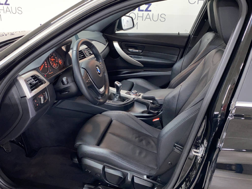 BMW 320d xDrive Touring-image-15