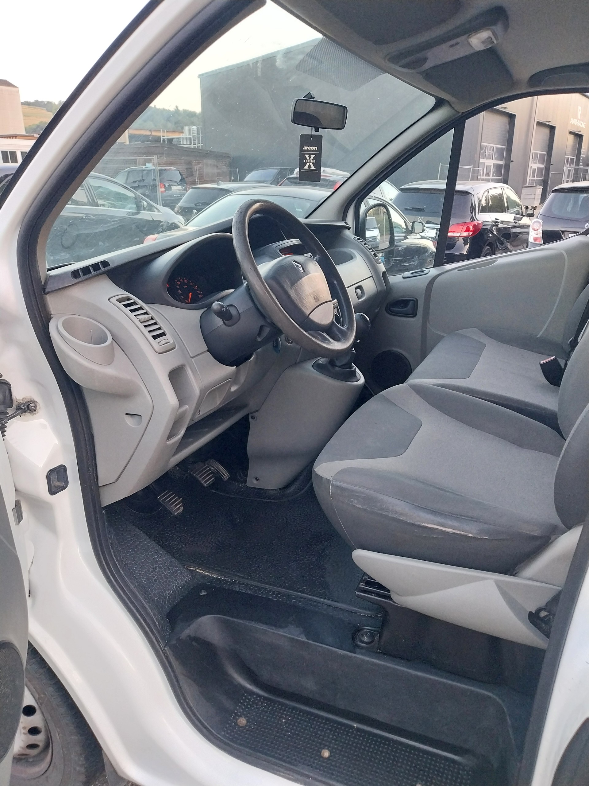 RENAULT Trafic 2.0 dCi 115 2.9t L2H1-image-9