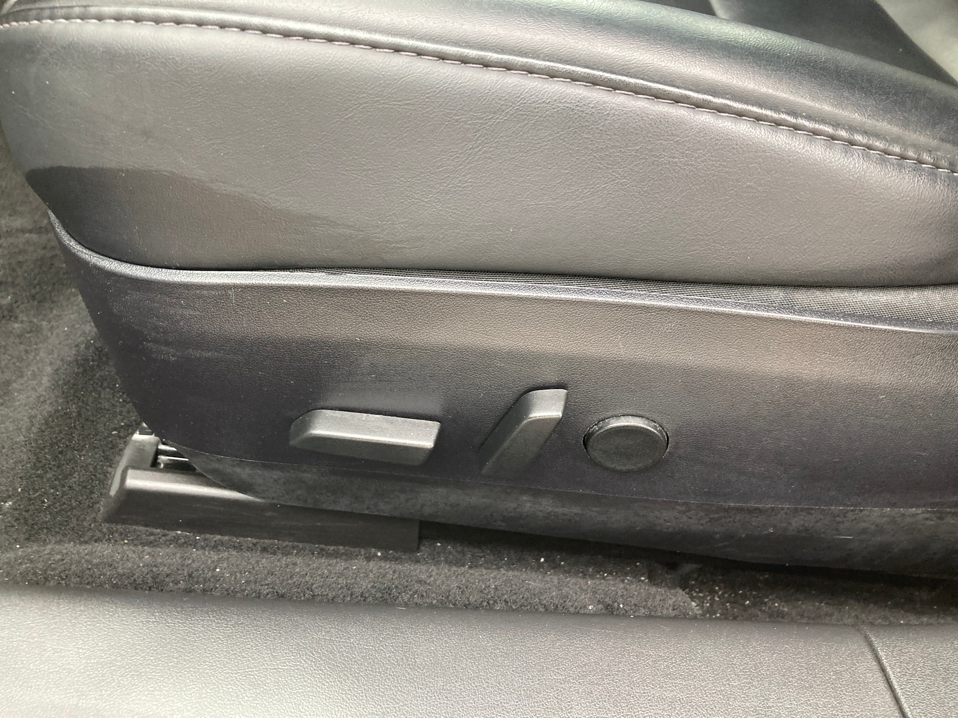TESLA Model 3-image-10
