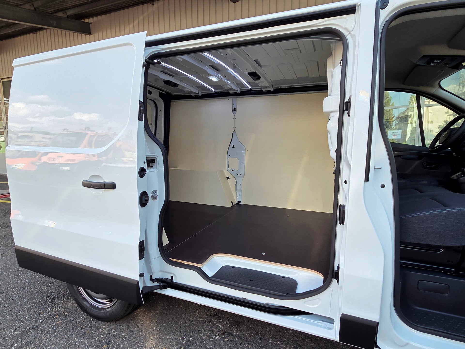 RENAULT Trafic Kaw. 3.0 t L1 H1 2.0 dCi Blue 150 Advance-image-18