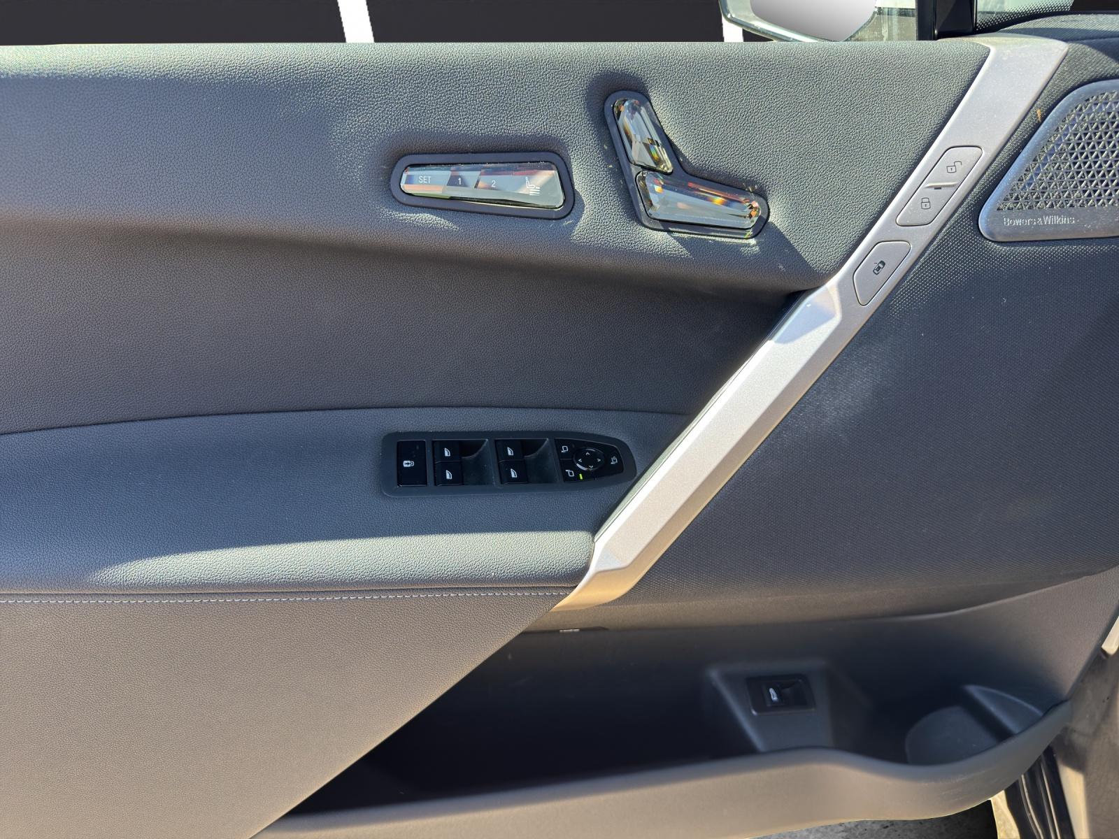 BMW iX M60-image-12