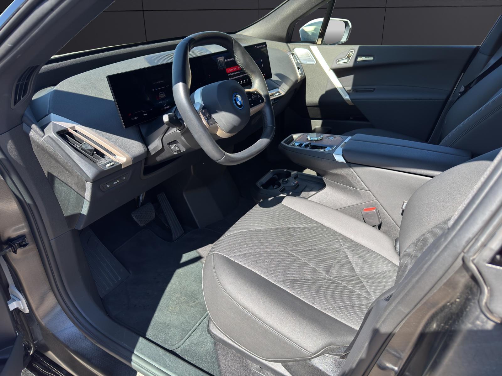 BMW iX M60-showroom-element-1