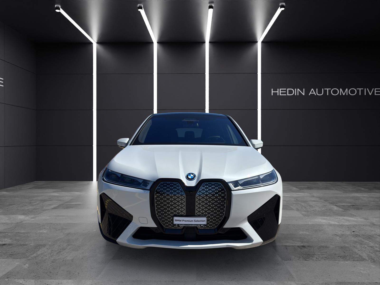 BMW iX M60-showroom-element-3