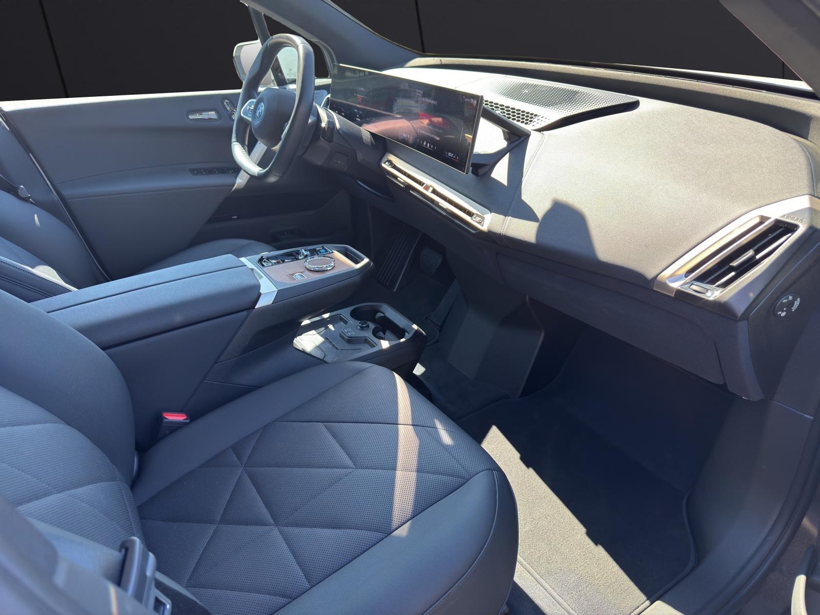 BMW iX M60-image-10