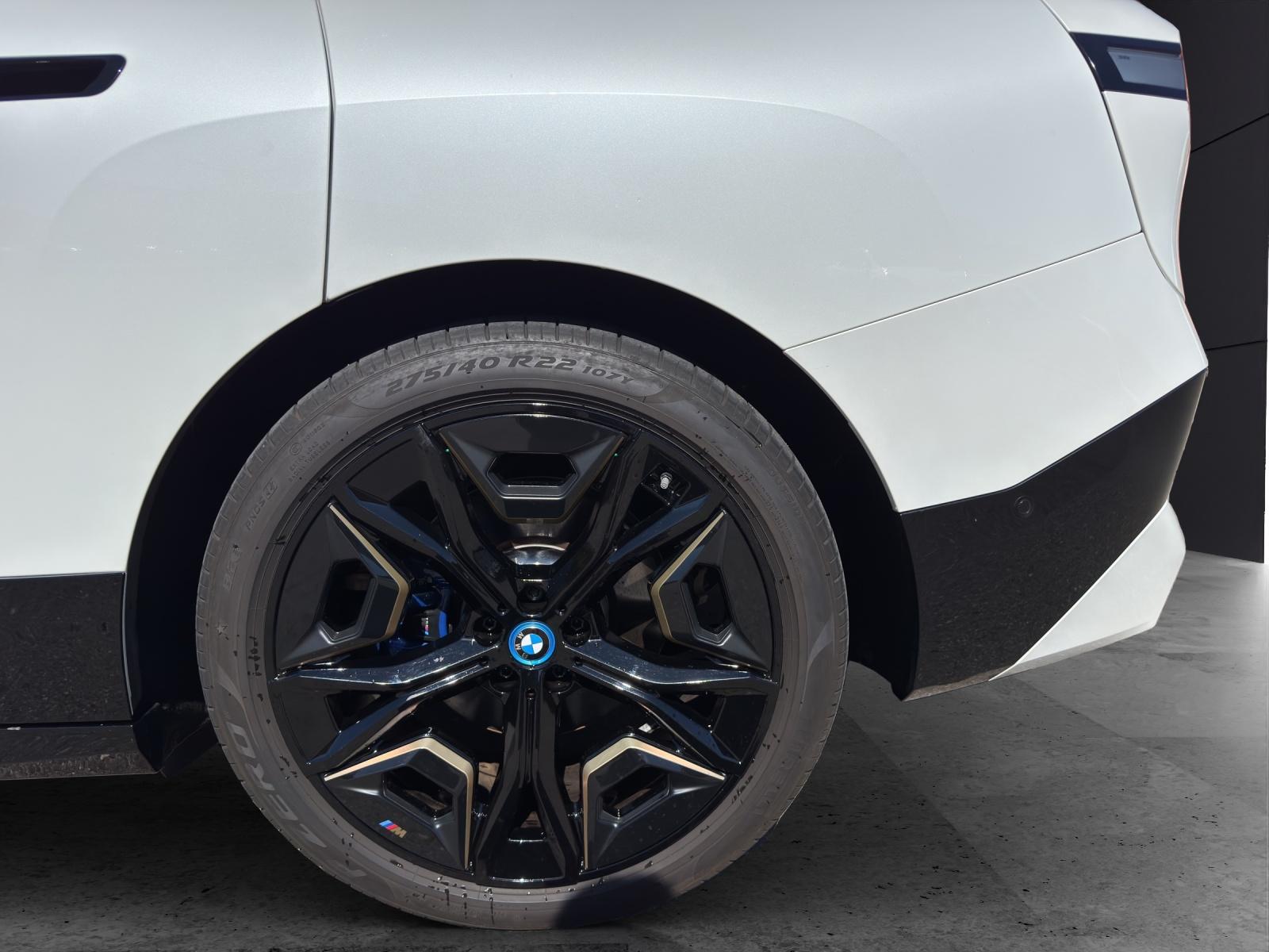 BMW iX M60-image-6