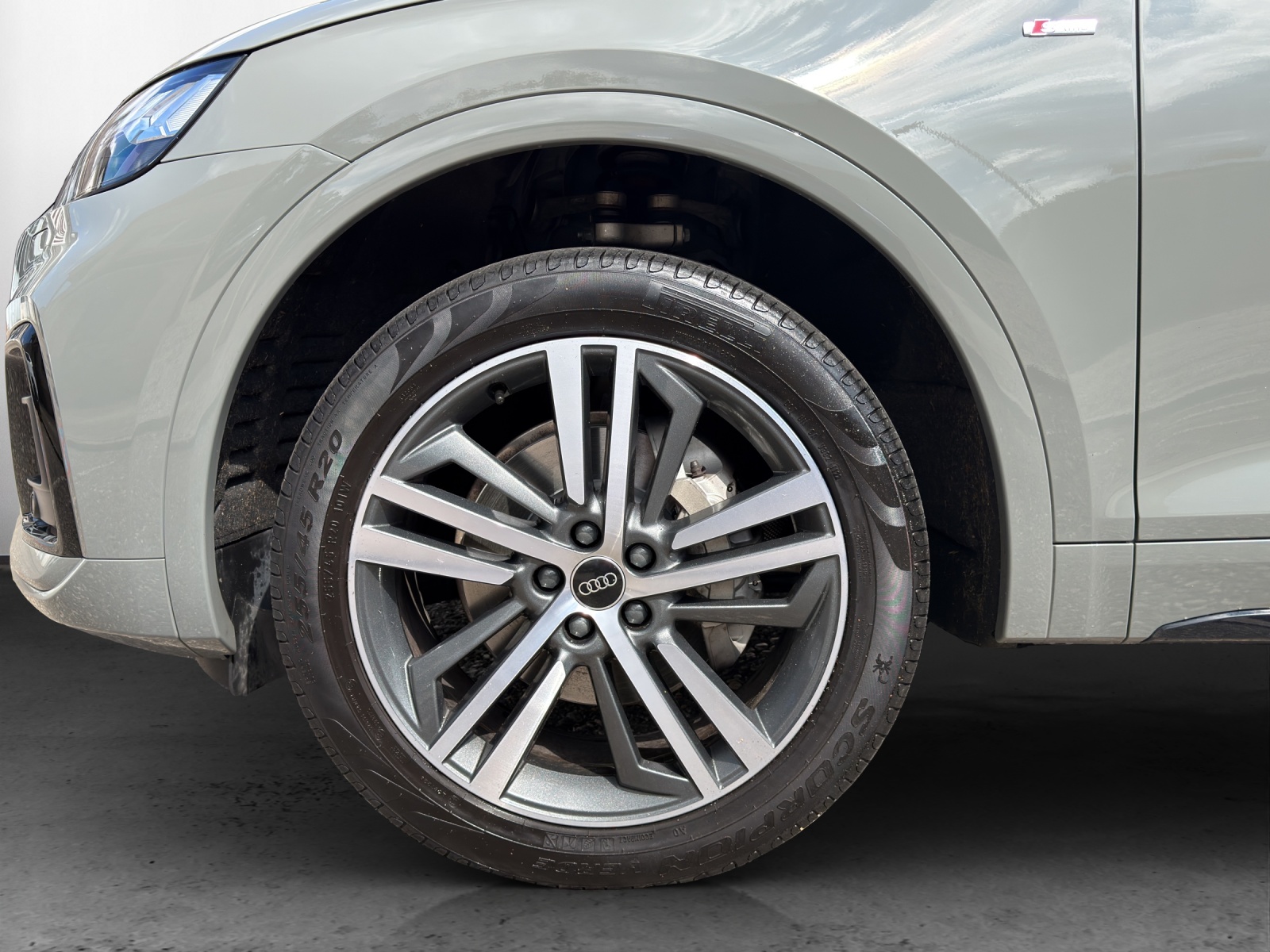 AUDI Q5 40 TDI Black Edition quattro S-tronic-image-12