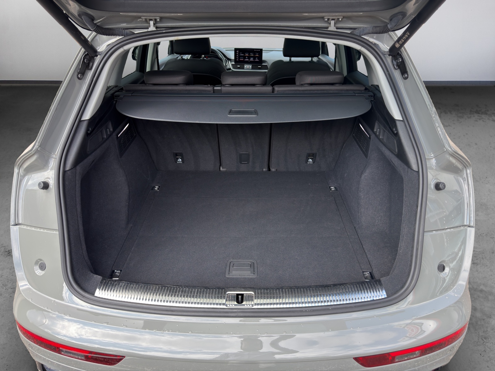 AUDI Q5 40 TDI Black Edition quattro S-tronic-image-11