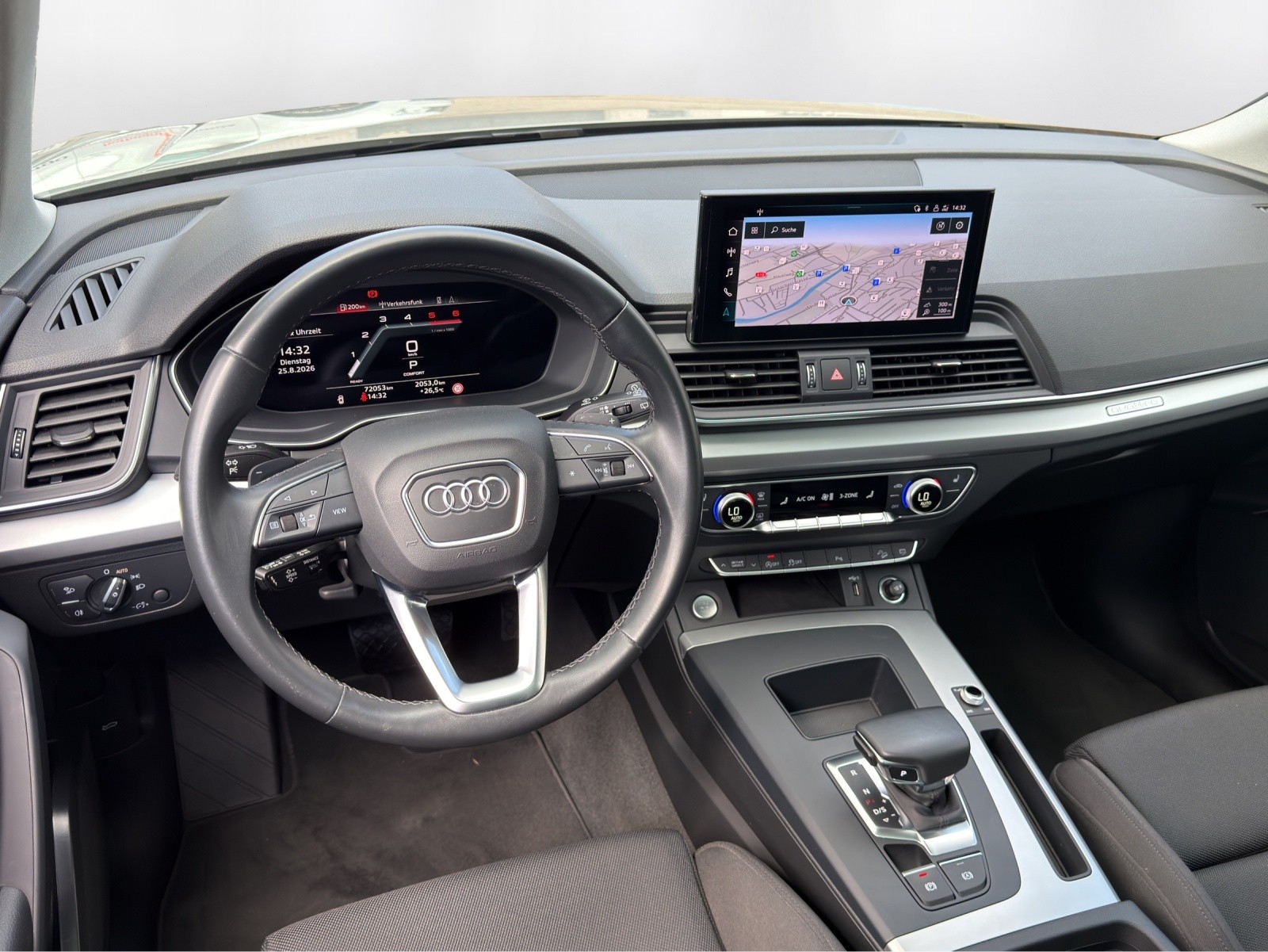 AUDI Q5 40 TDI Black Edition quattro S-tronic-image-6