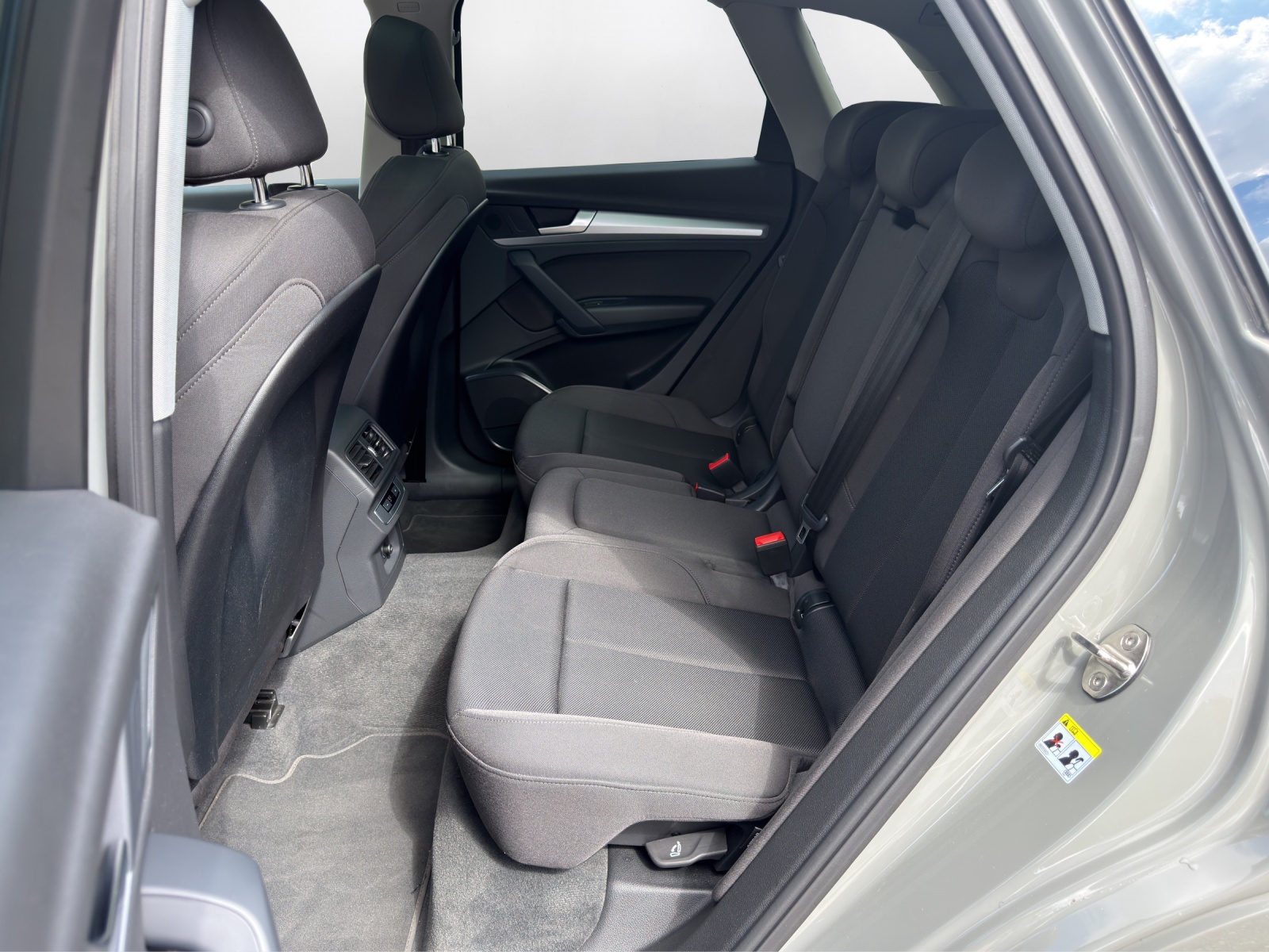 AUDI Q5 40 TDI Black Edition quattro S-tronic-image-10