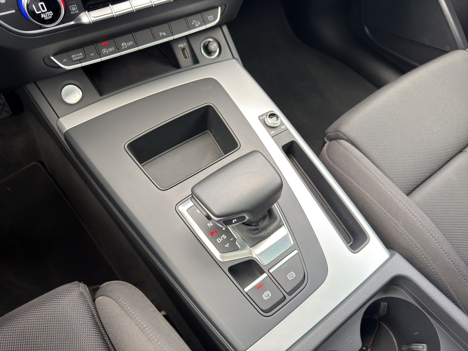 AUDI Q5 40 TDI Black Edition quattro S-tronic-image-17