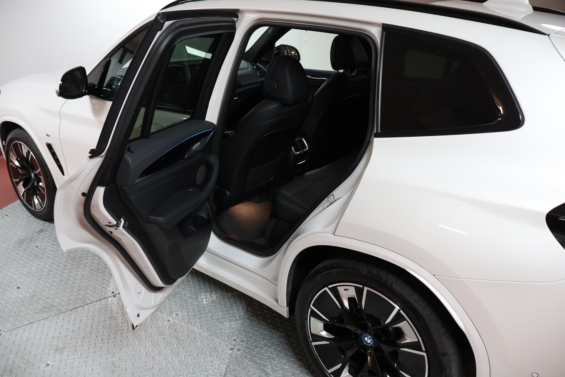 BMW iX3 Impressive-image-17