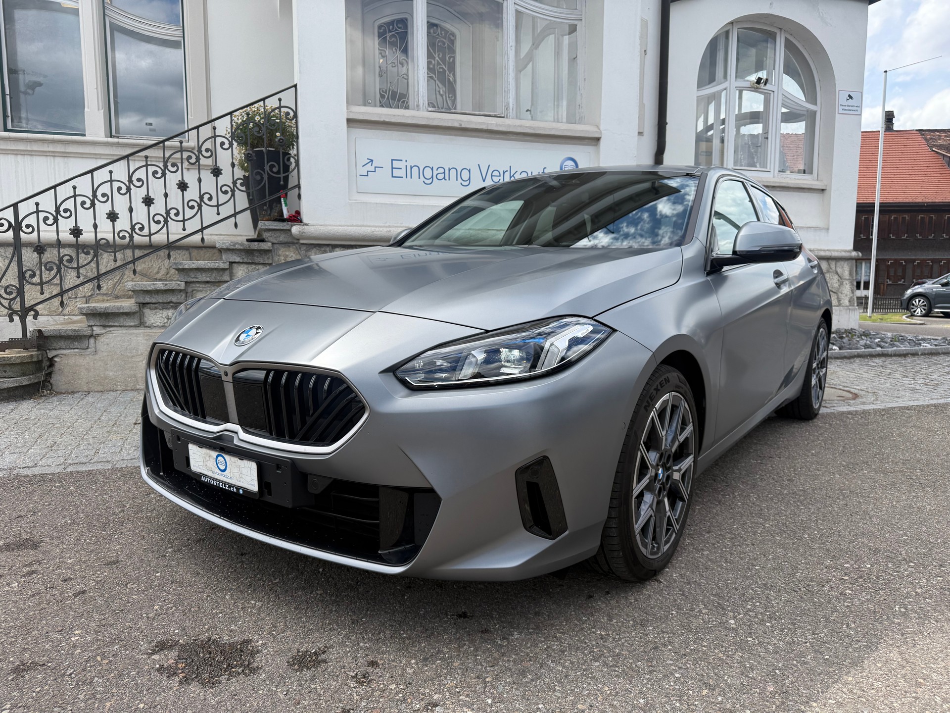 BMW 120i-image-1