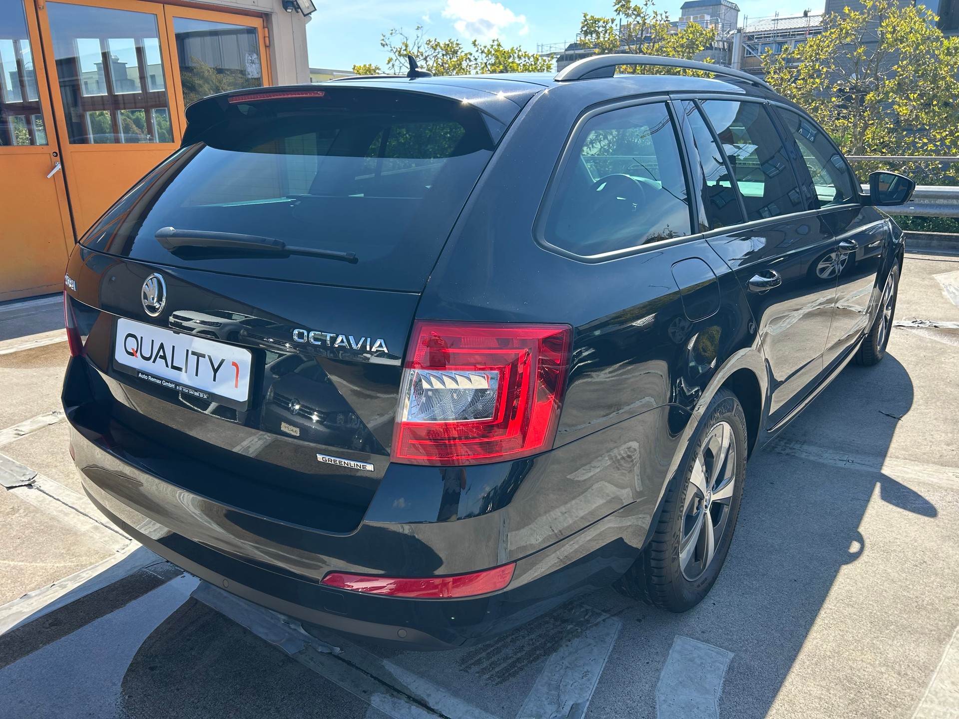 SKODA Octavia Combi 1.6 TDI GreenLine-image-3