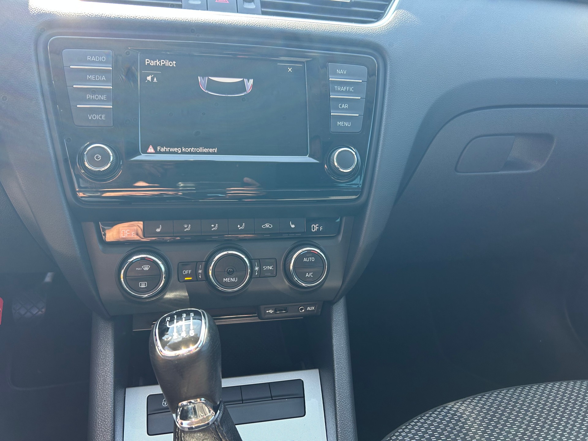 SKODA Octavia Combi 1.6 TDI GreenLine-image-14