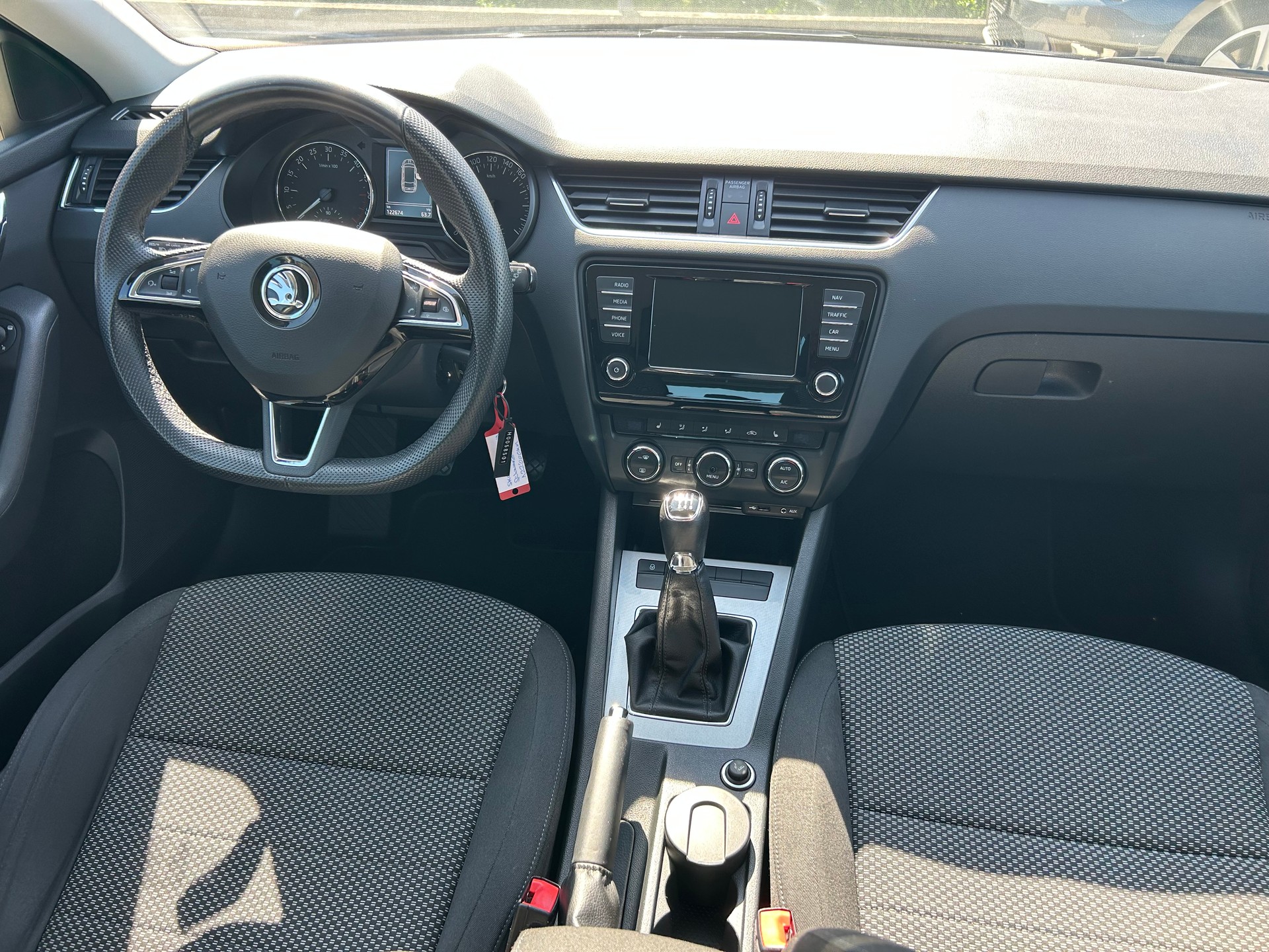 SKODA Octavia Combi 1.6 TDI GreenLine-image-7