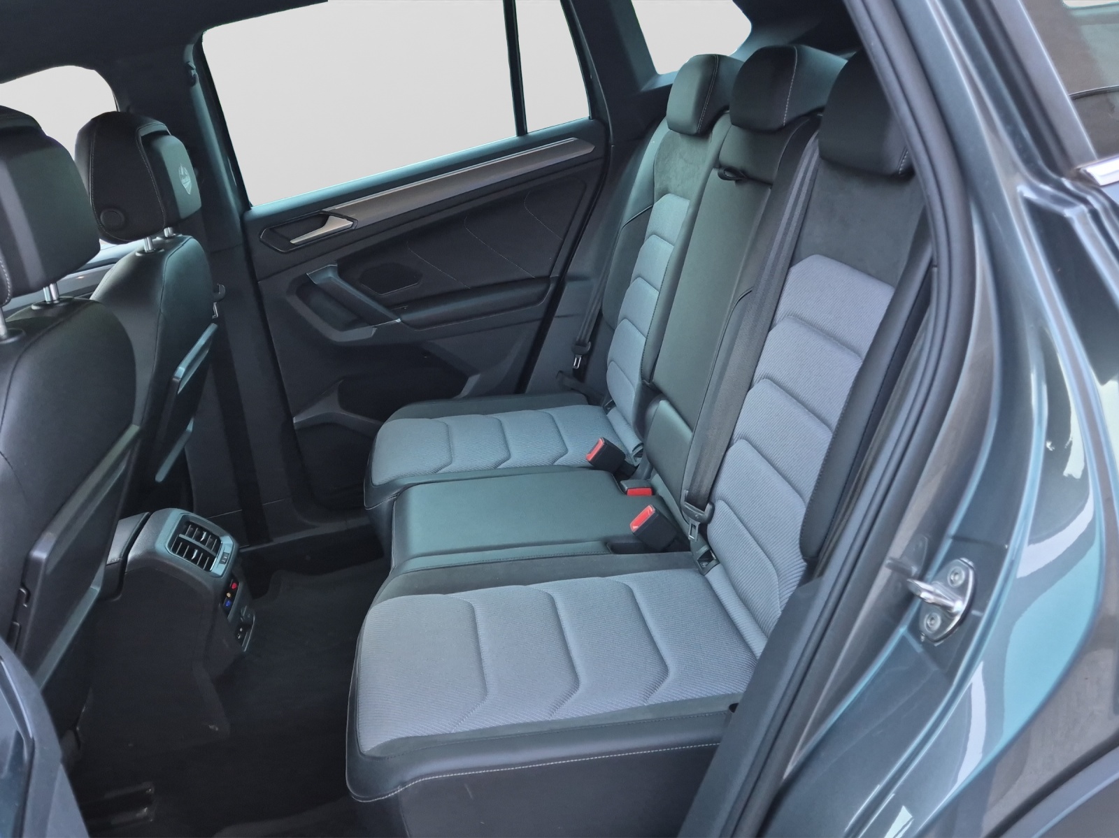 VW Tiguan 2.0 TDI R-LINE 4Motion DSG-image-12