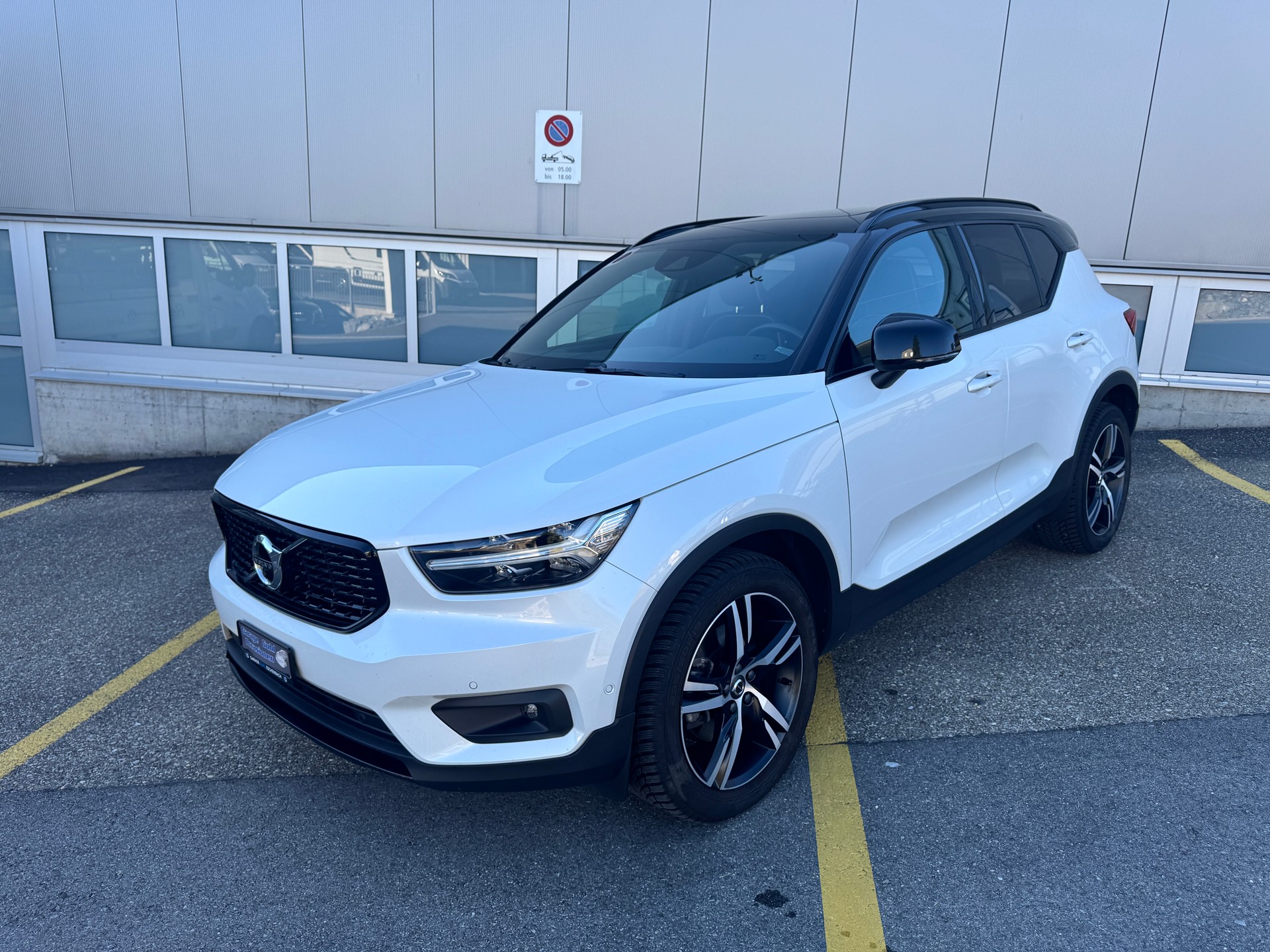 VOLVO XC40 D4 AWD R-Design Geartronic-image-0