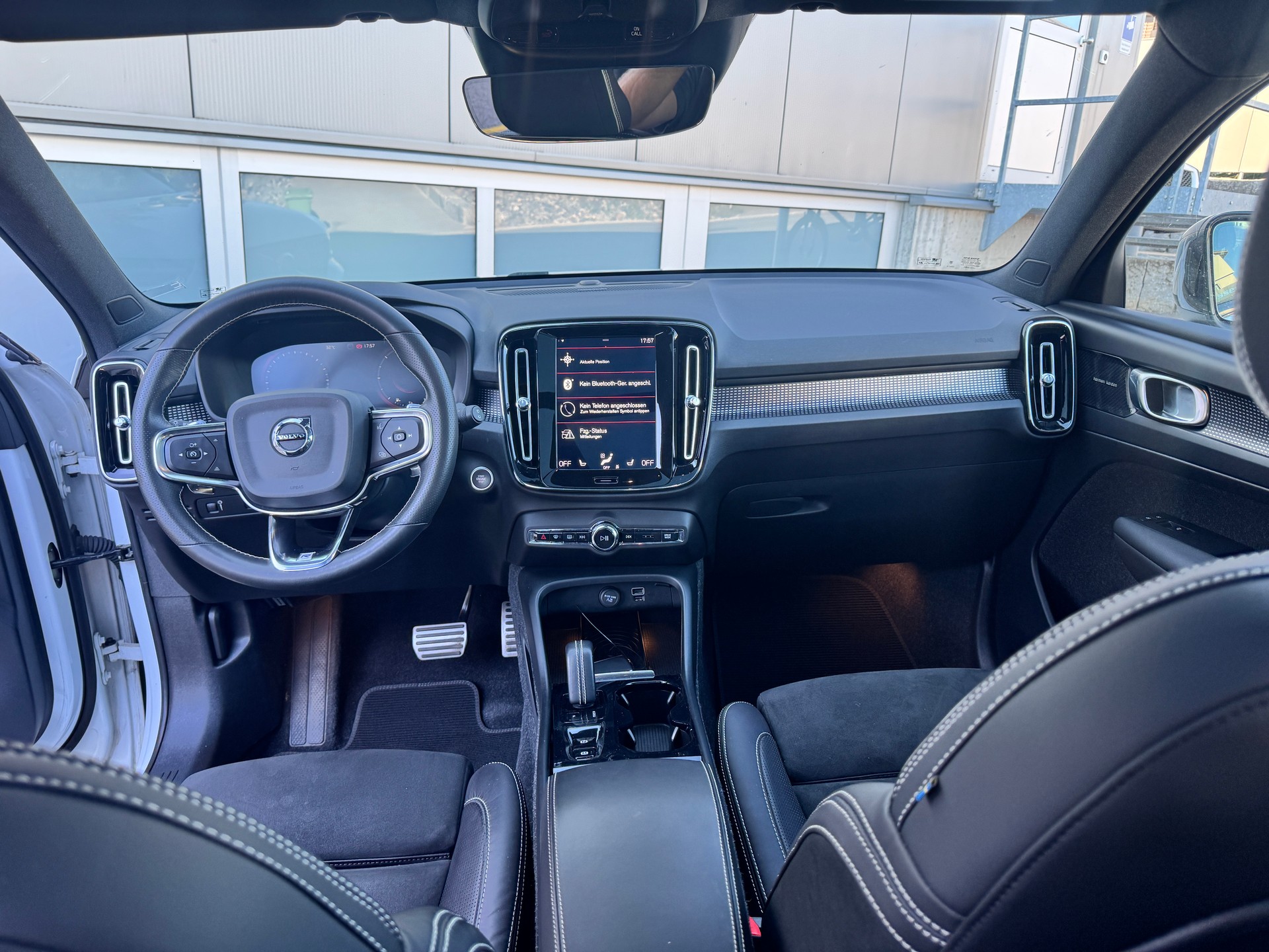 VOLVO XC40 D4 AWD R-Design Geartronic-image-4