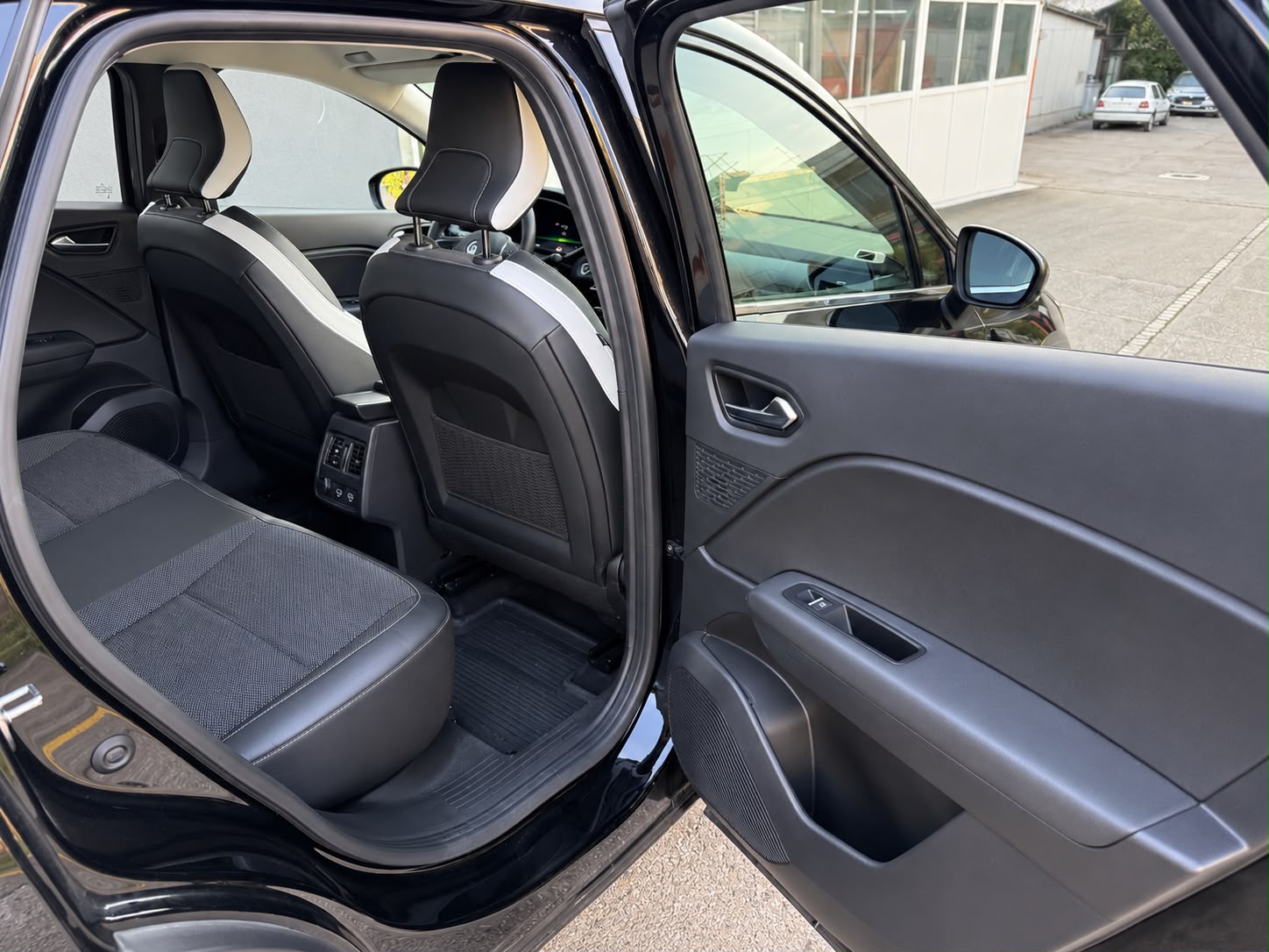 RENAULT Captur 1.3 TCe Techno EDC-image-21