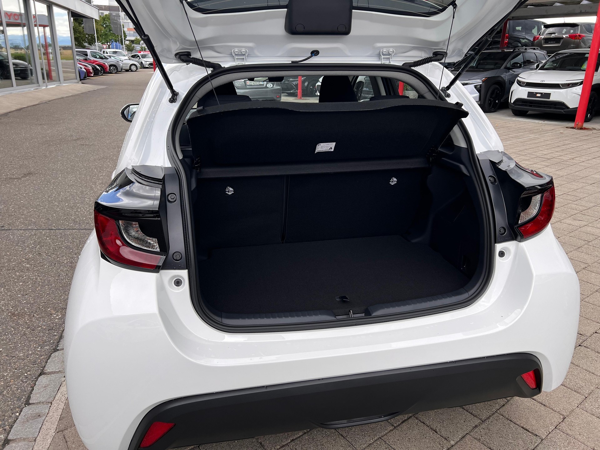 TOYOTA Yaris 1.5 VVT-i HSD Comfort-image-6