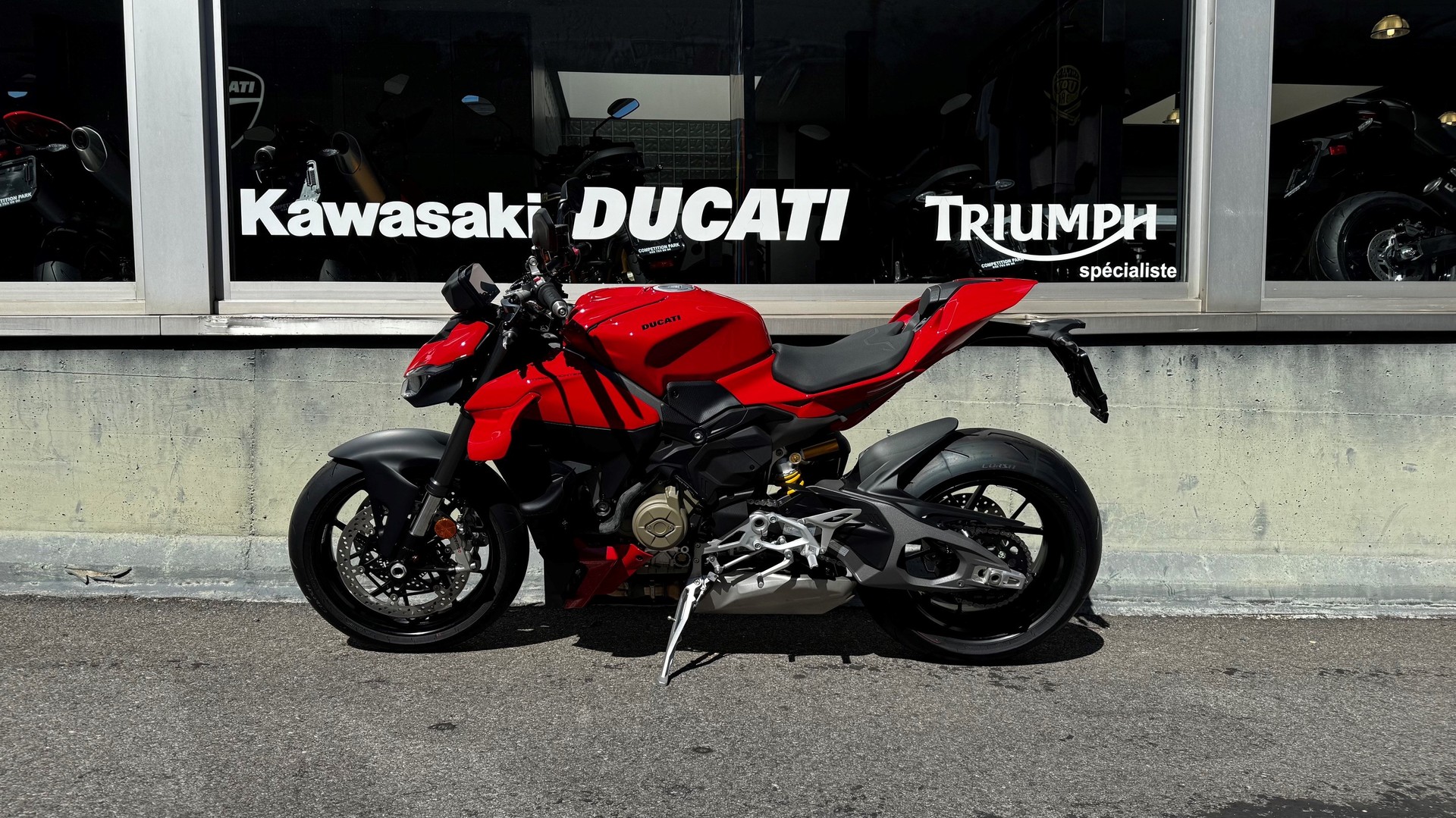 DUCATI Streetfighter V4-showroom-element-1