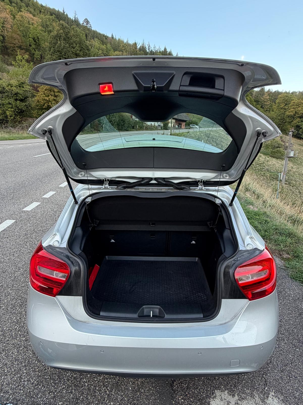 MERCEDES-BENZ A 180 Style 7G-DCT-image-3