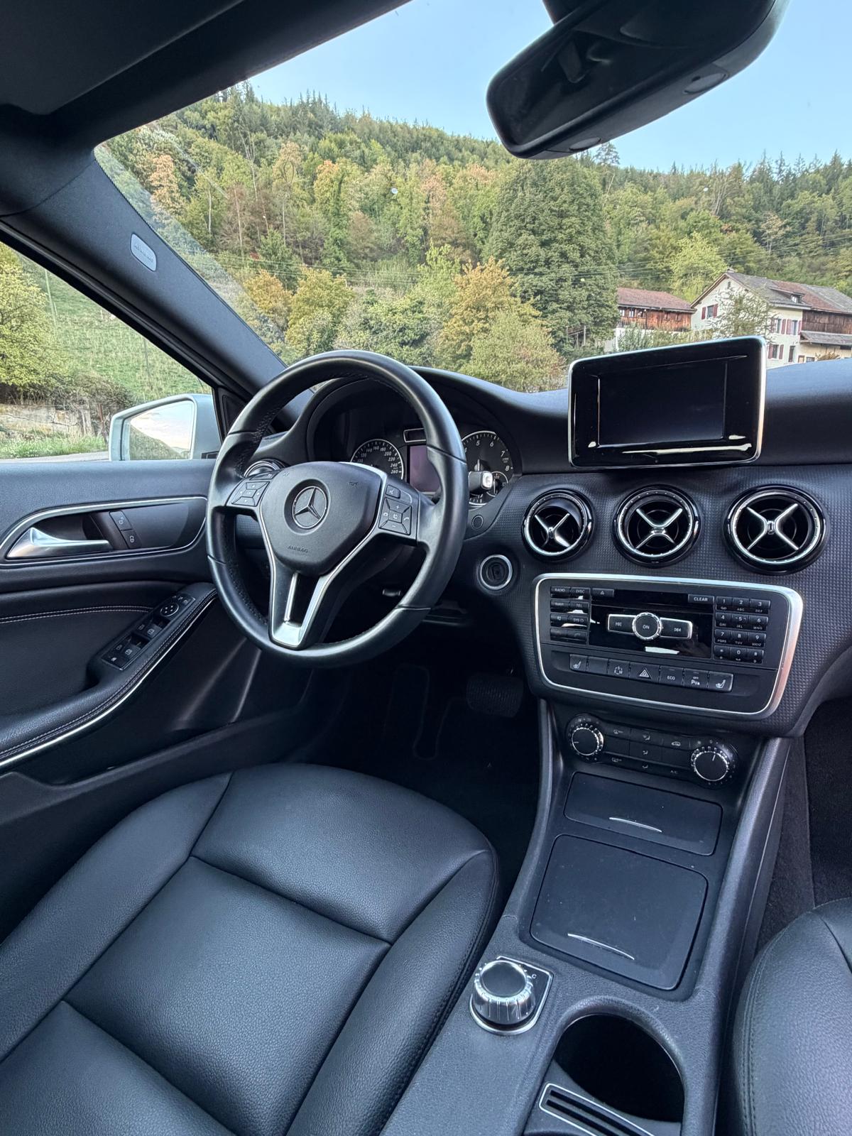 MERCEDES-BENZ A 180 Style 7G-DCT-image-4