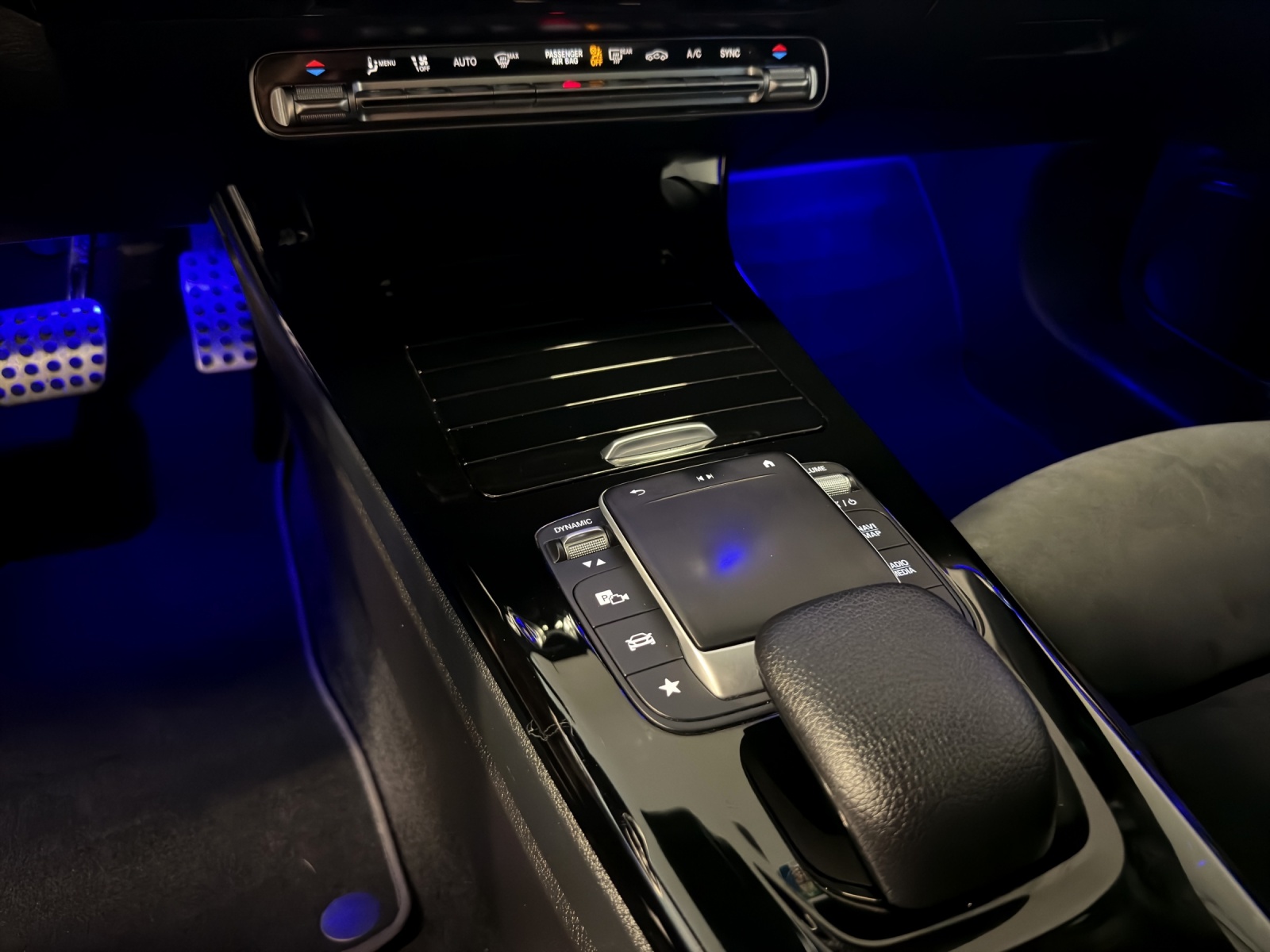 MERCEDES-BENZ CLA Shooting Brake 200 AMG Line 7G-DCT-image-12