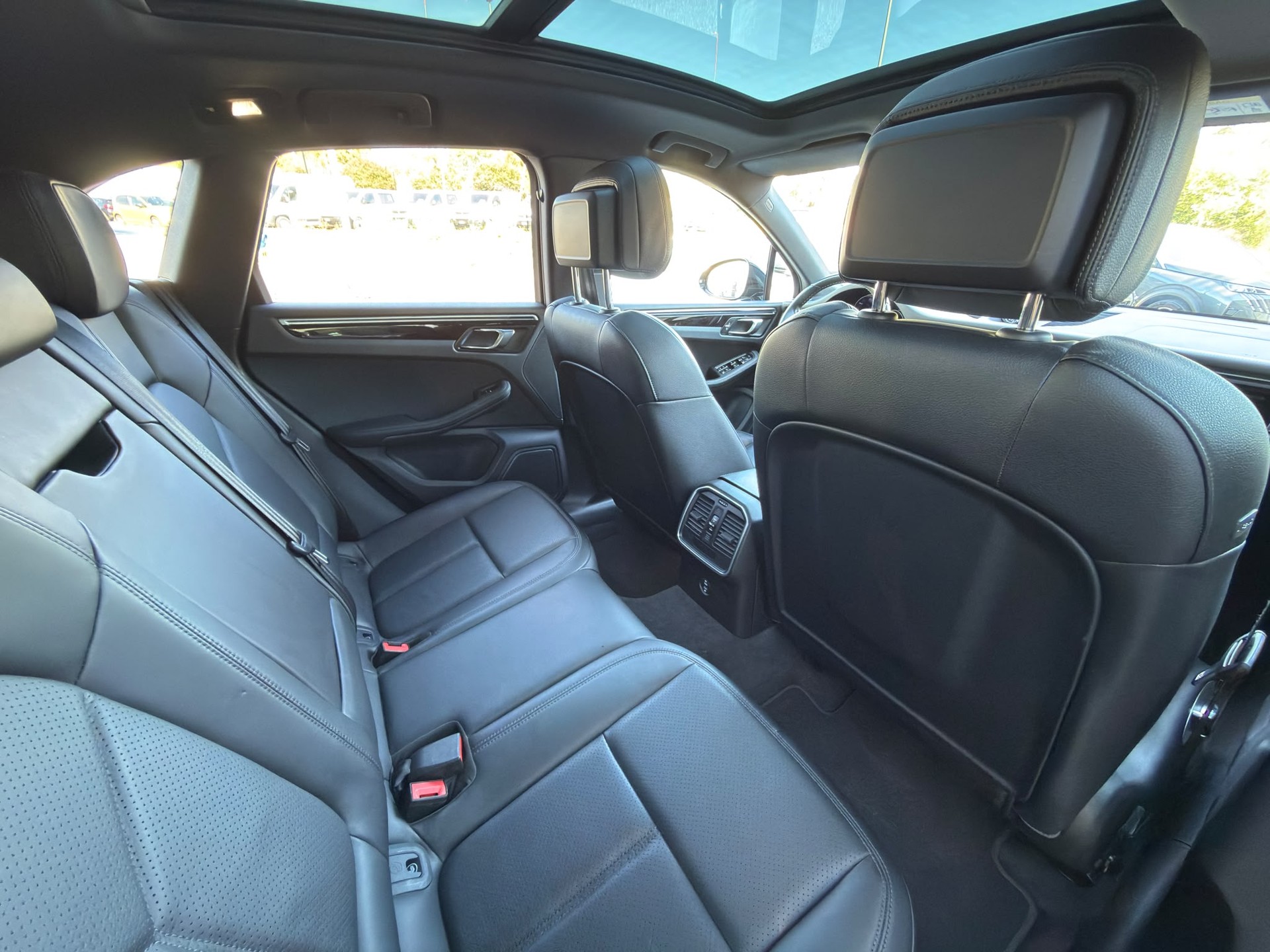 PORSCHE Macan S-image-9