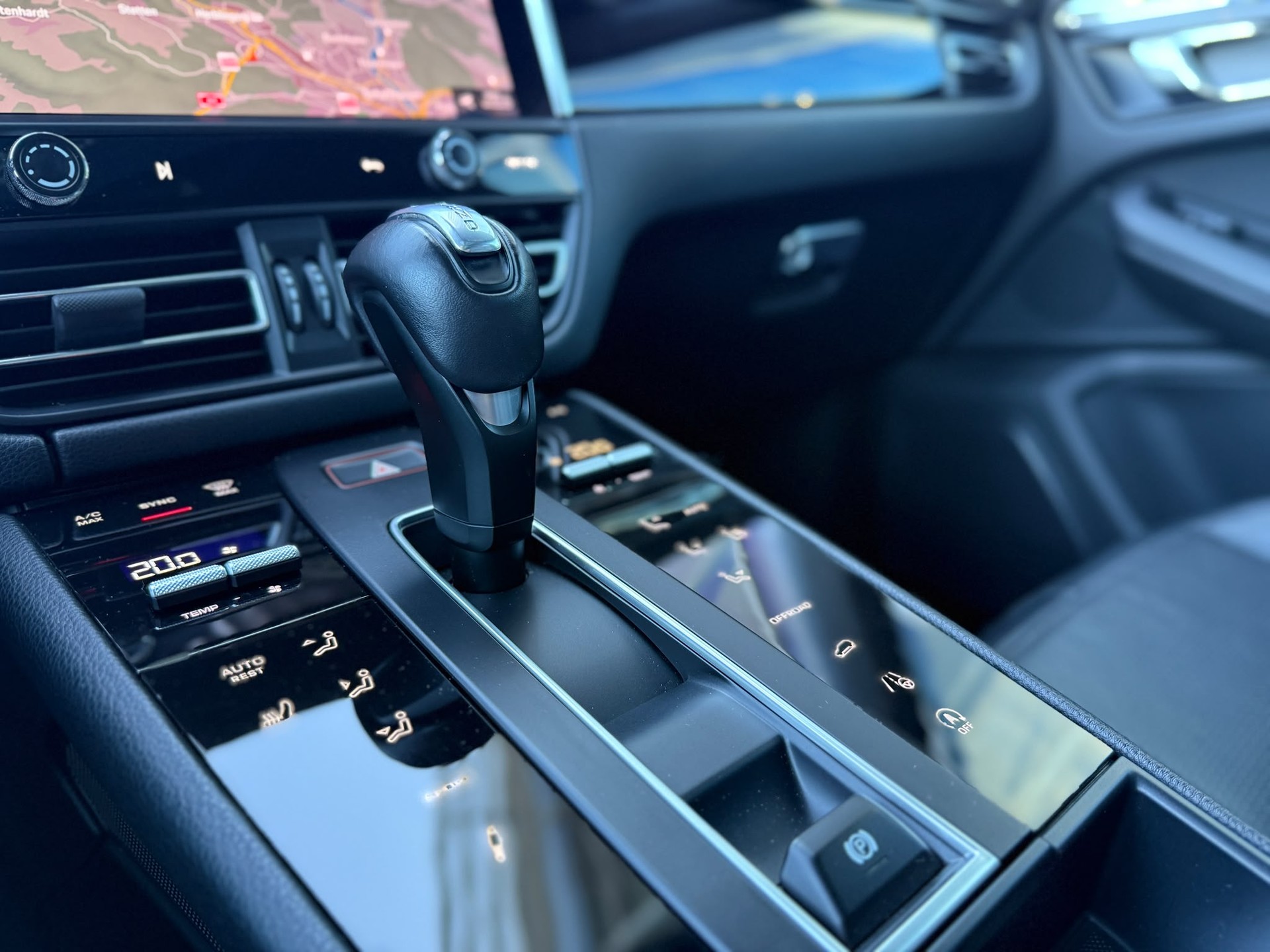 PORSCHE Macan S-image-12