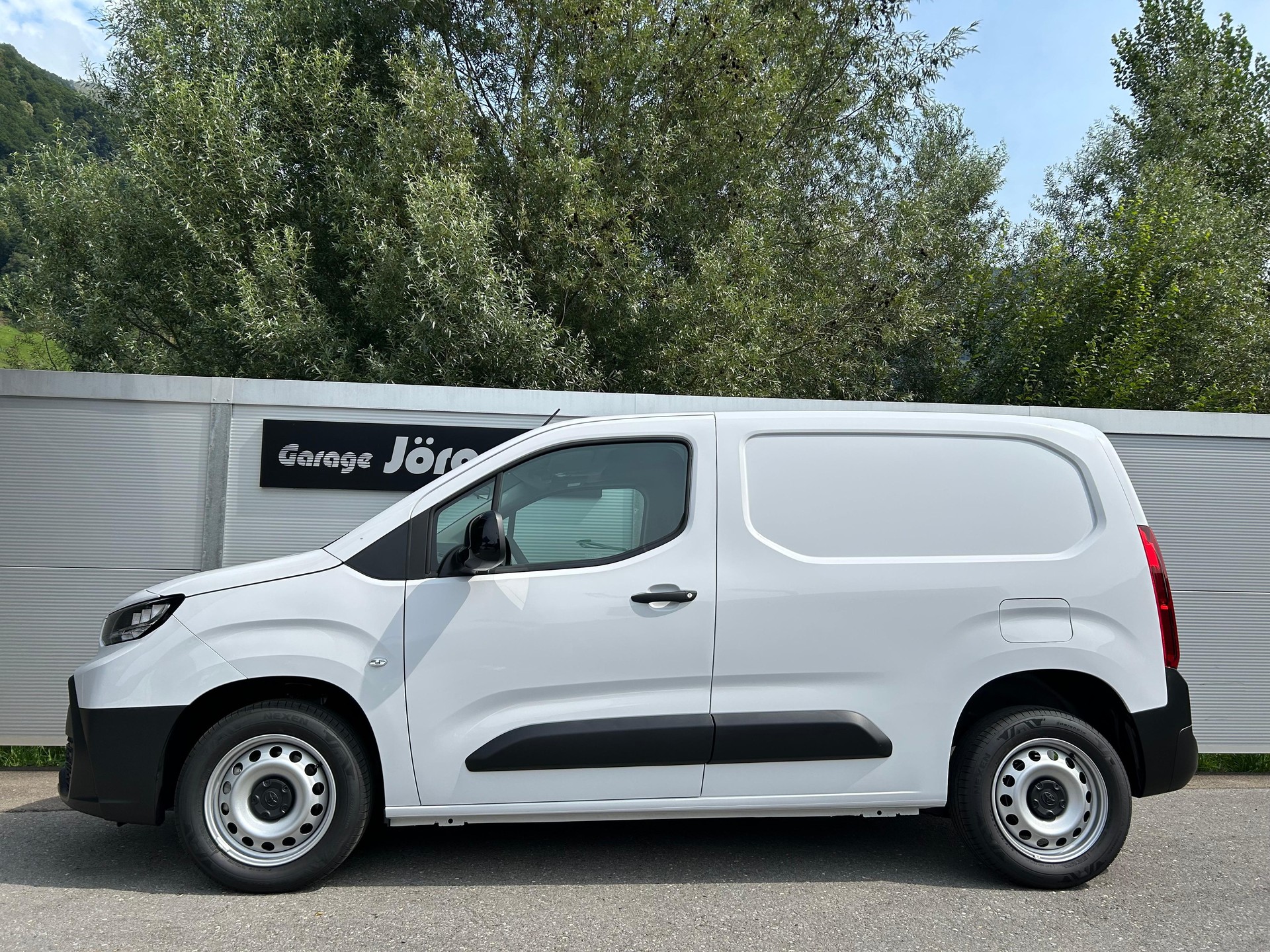 TOYOTA PROACE CITY Van L1 1.2 Active-image-2