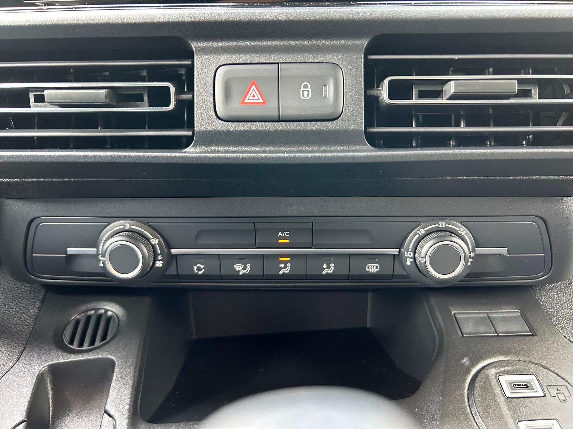 TOYOTA PROACE CITY Van L1 1.2 Active-image-9