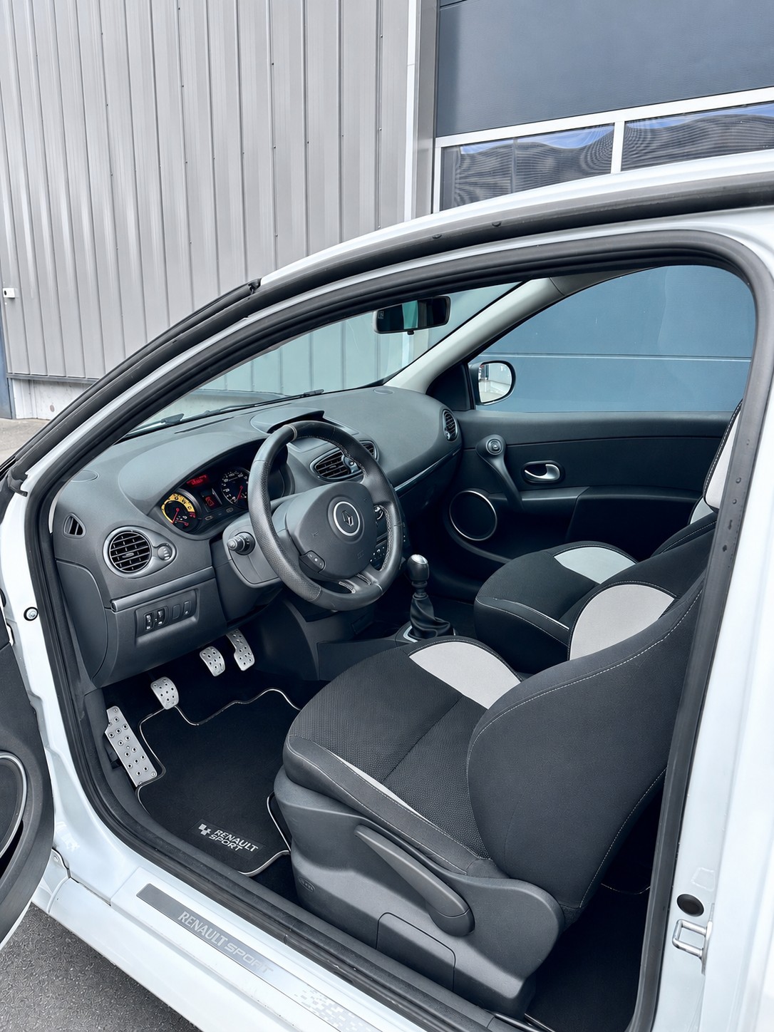 RENAULT Clio 2.0 16V RS (Sport)-image-3