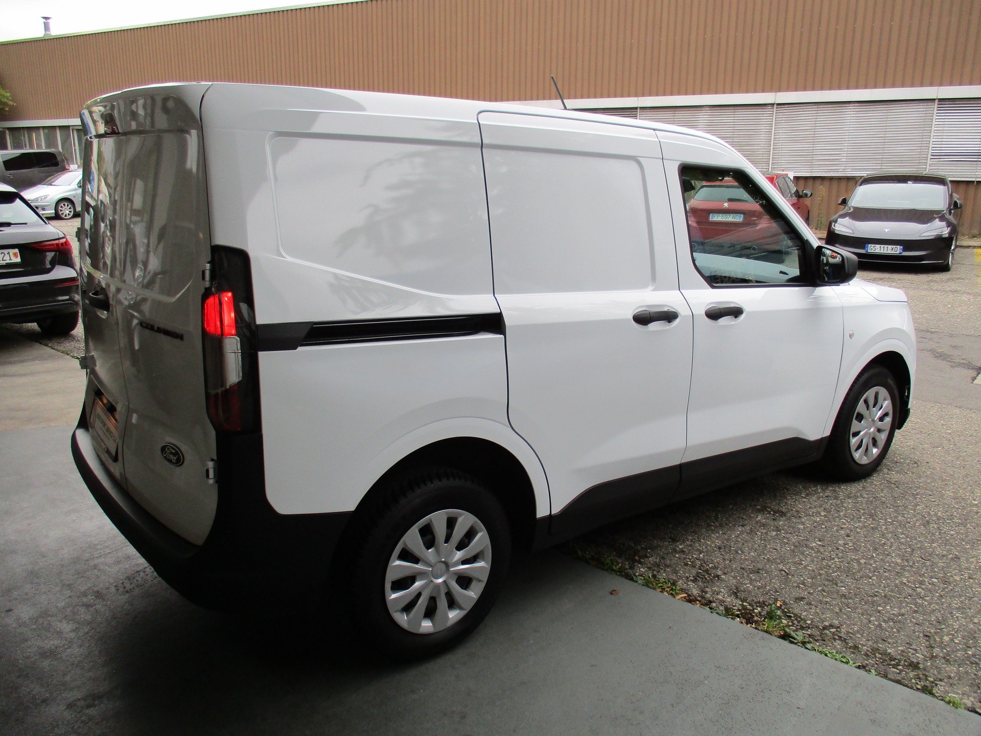 FORD Transit Courier Van 1.0 EcoBoost Trend Automat-image-3