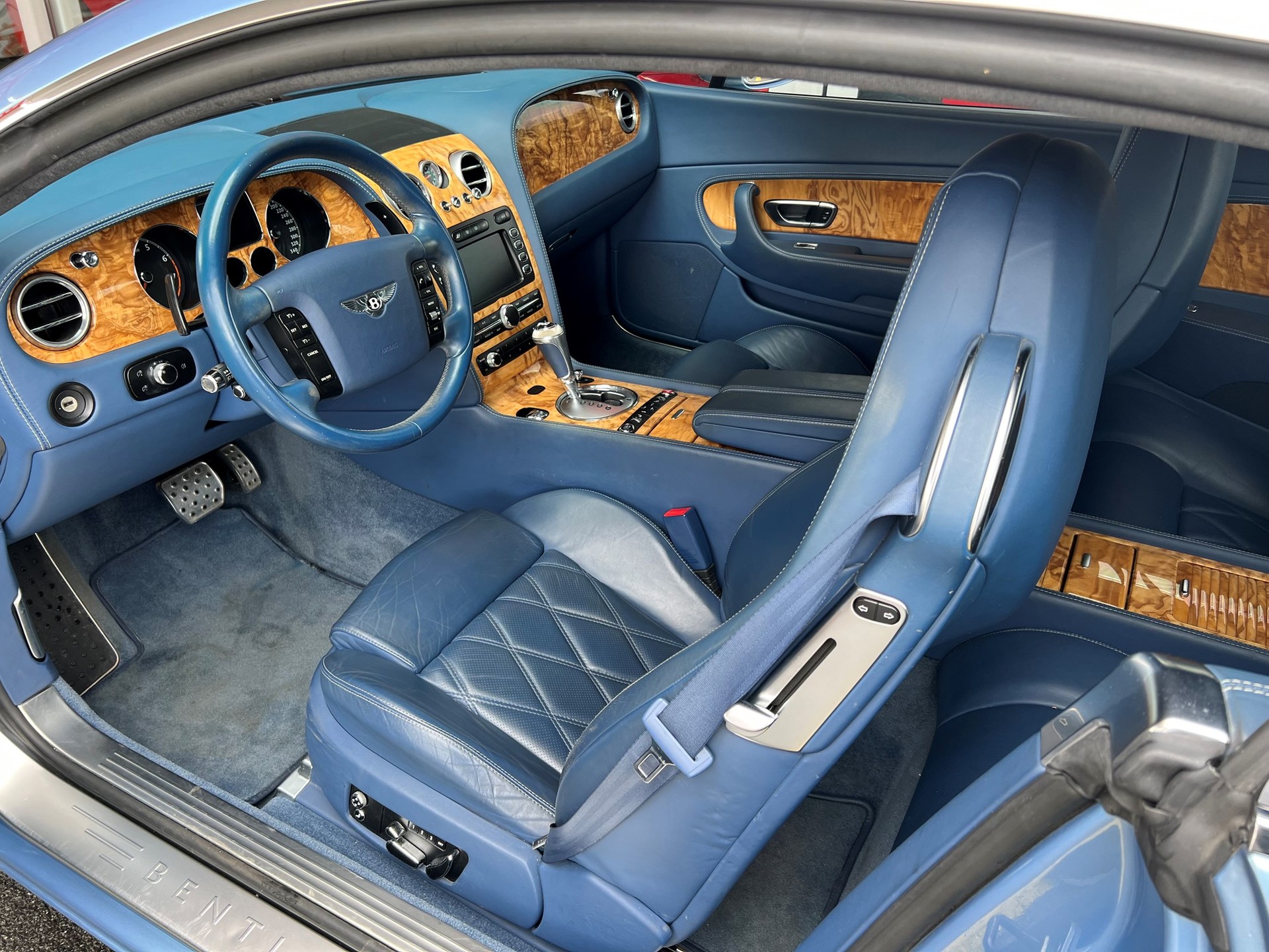 BENTLEY Continental GT 6.0 W12-showroom-element-3
