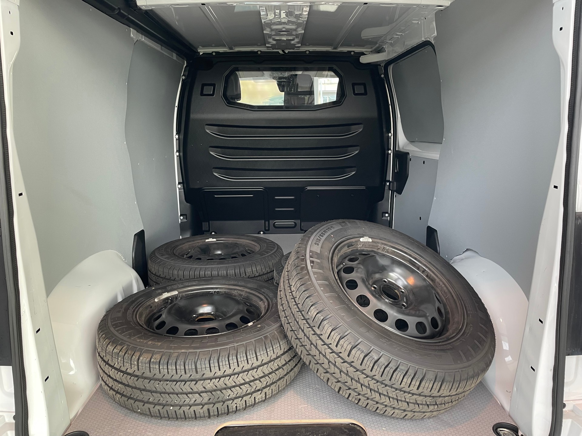PEUGEOT Expert HDi140 S&S Prem. S-image-16