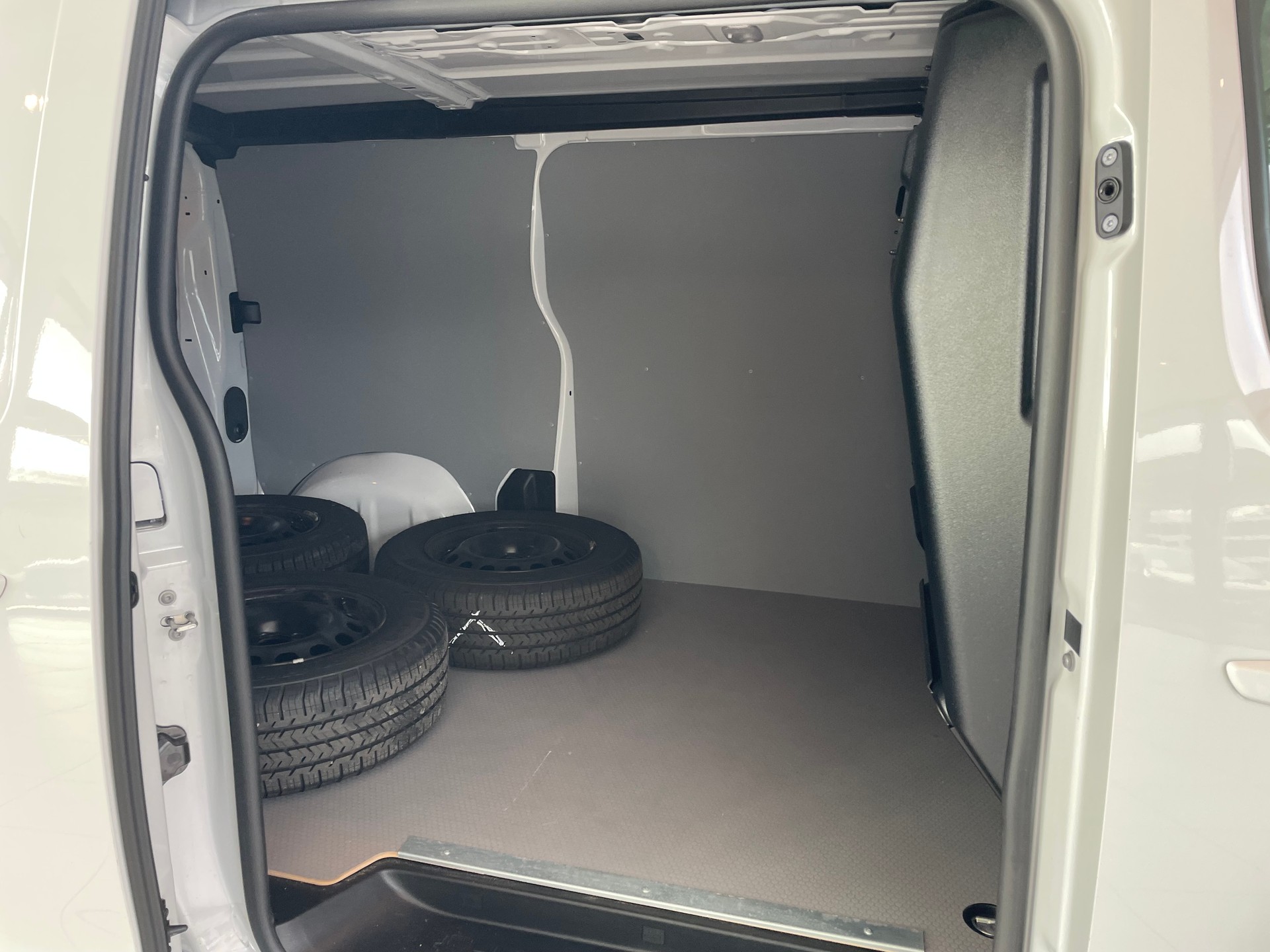 PEUGEOT Expert HDi140 S&S Prem. S-image-17