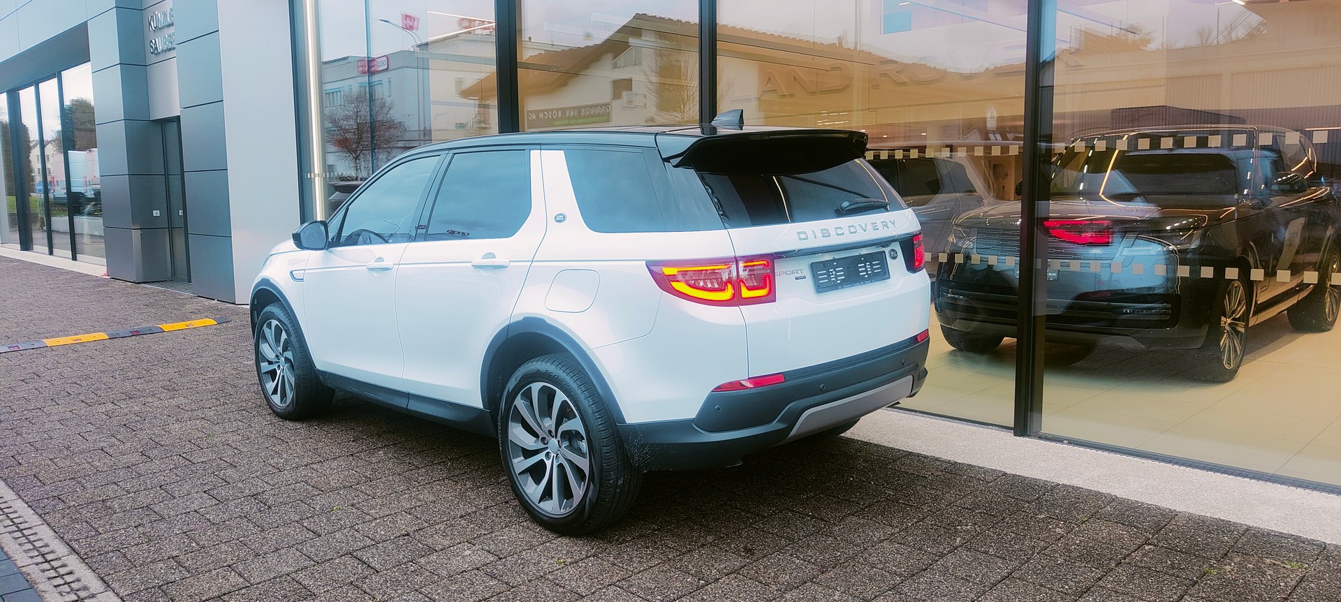 LAND ROVER Discovery Sport P300e 1.5 PHEV SE AT8-image-16