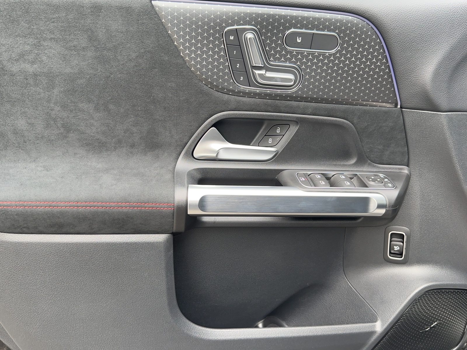 MERCEDES-BENZ GLB 250 4Matic 8G-Tronic-image-12
