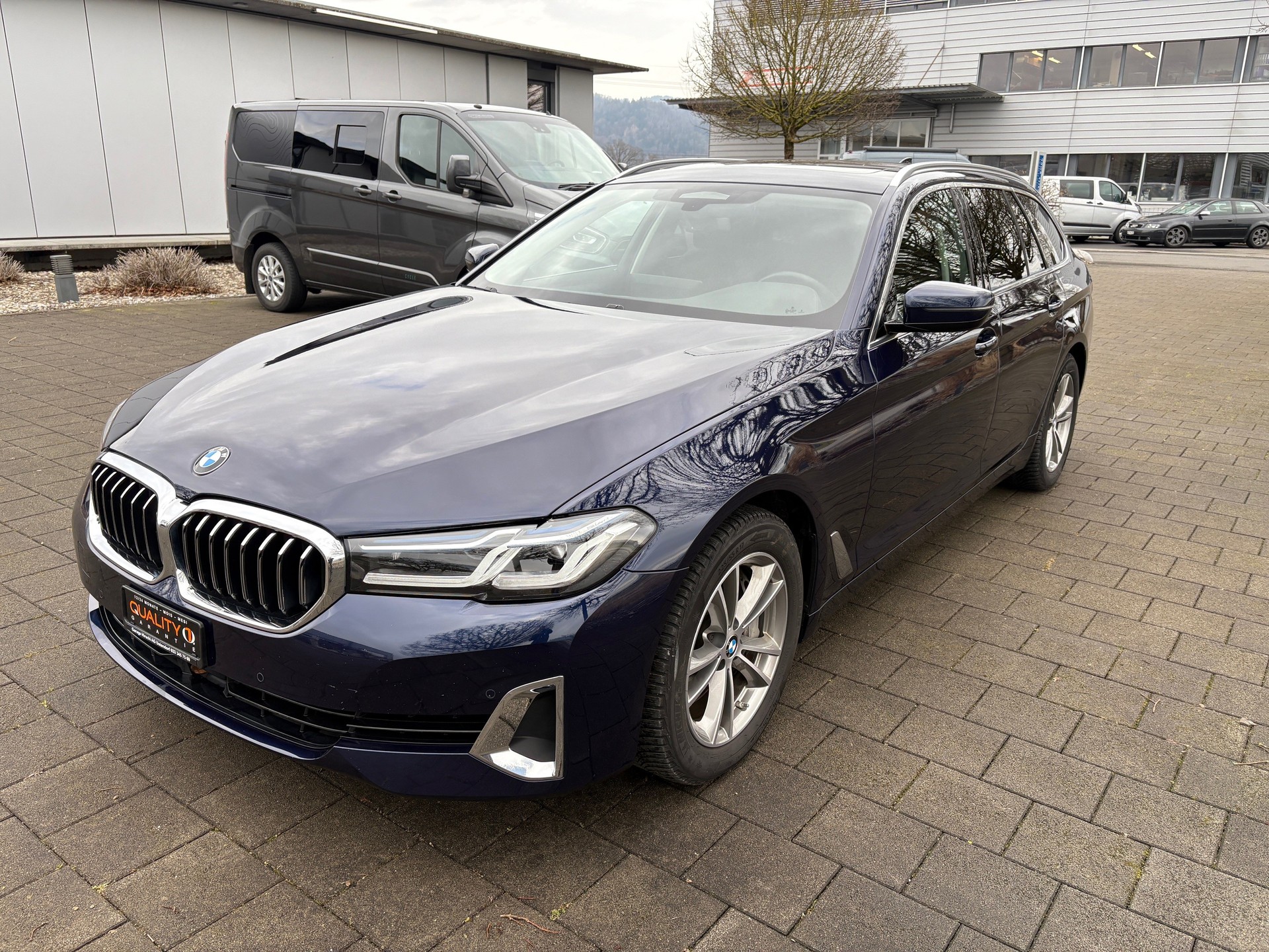BMW 530d xDrive 48V Touring Luxury Line Steptronic-showroom-element-1