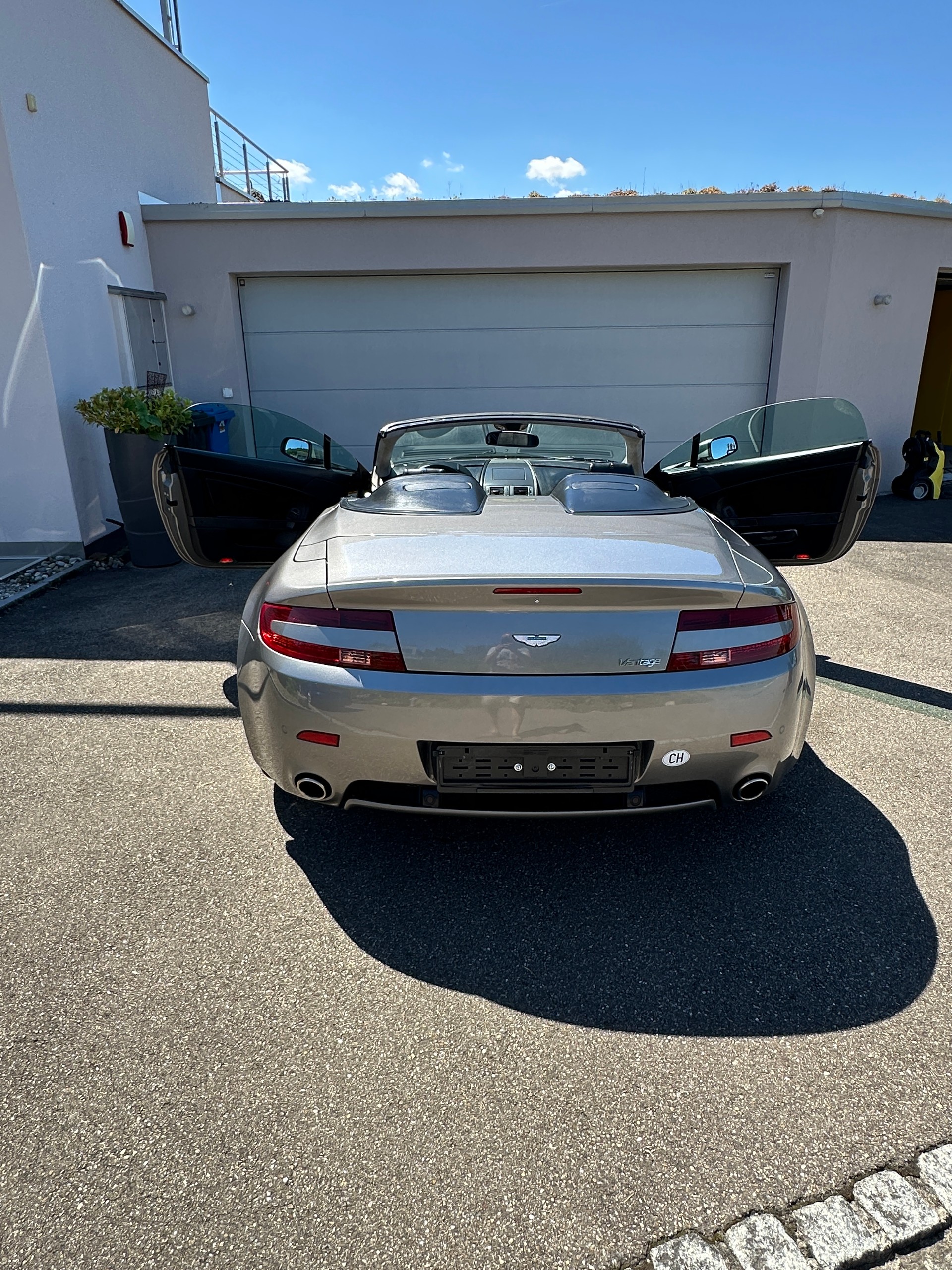 ASTON MARTIN V8 Vantage 4.3 Sportshift-image-1