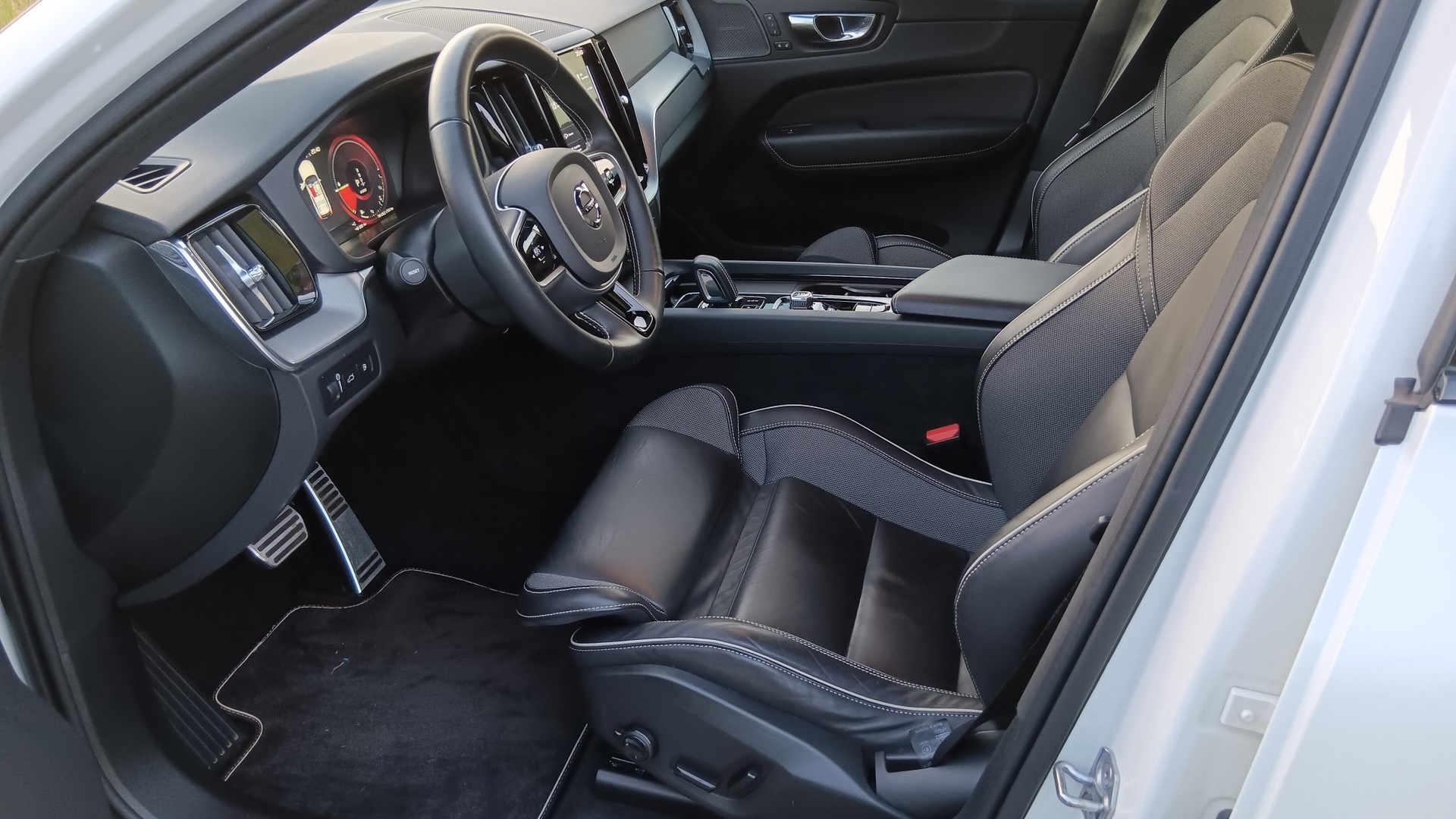 VOLVO XC60 T8 eAWD R-Design Geartronic-image-10
