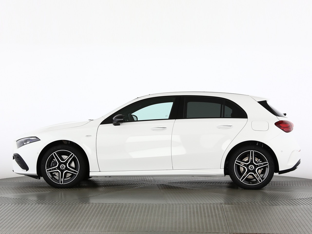 MERCEDES-BENZ A 250 e EQ Star 8G-DCT-image-2