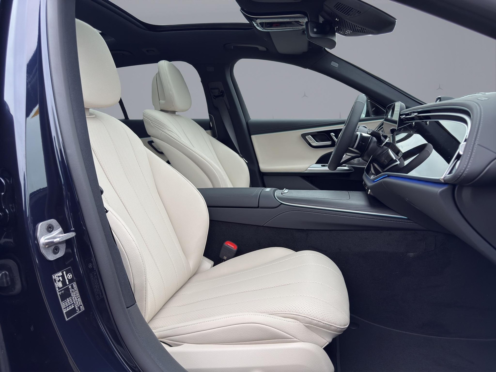 MERCEDES-BENZ E 220 d AMG Line 4matic Kombi-image-15