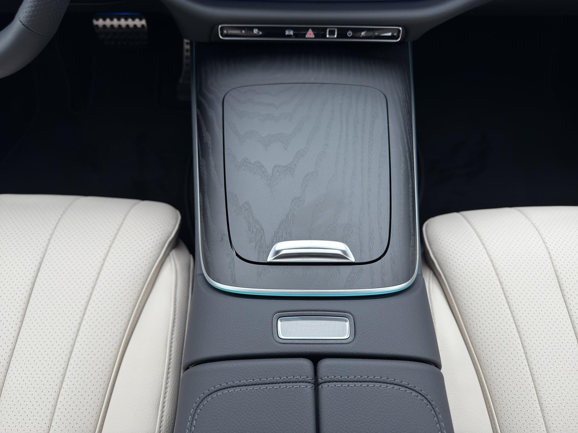 MERCEDES-BENZ E 220 d AMG Line 4matic Kombi-image-13