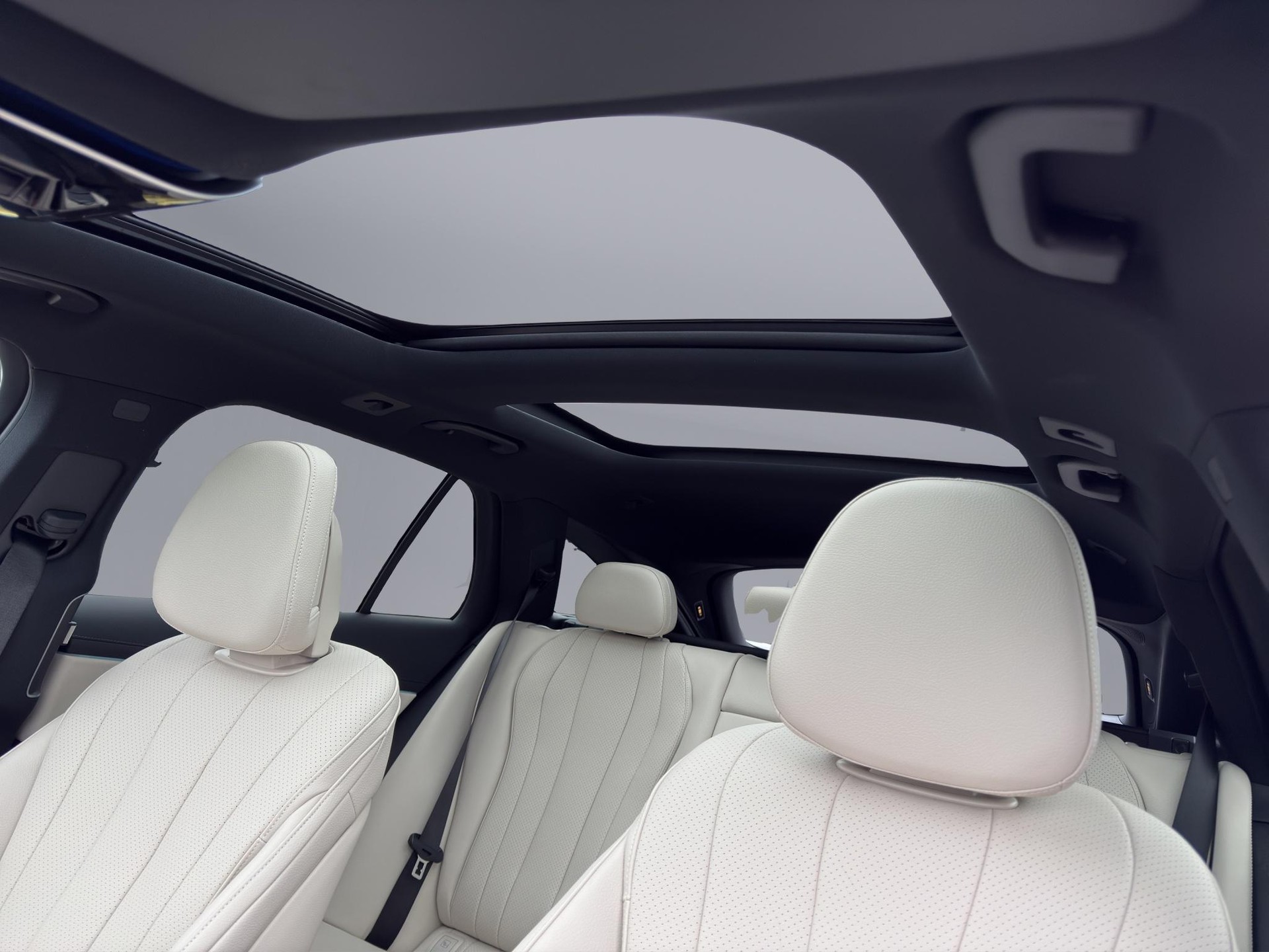 MERCEDES-BENZ E 220 d AMG Line 4matic Kombi-image-18