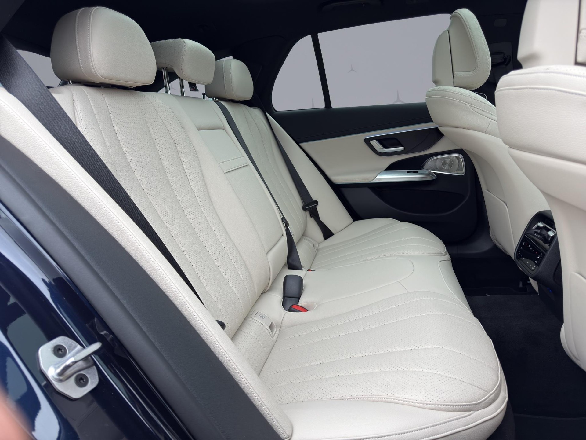 MERCEDES-BENZ E 220 d AMG Line 4matic Kombi-image-16