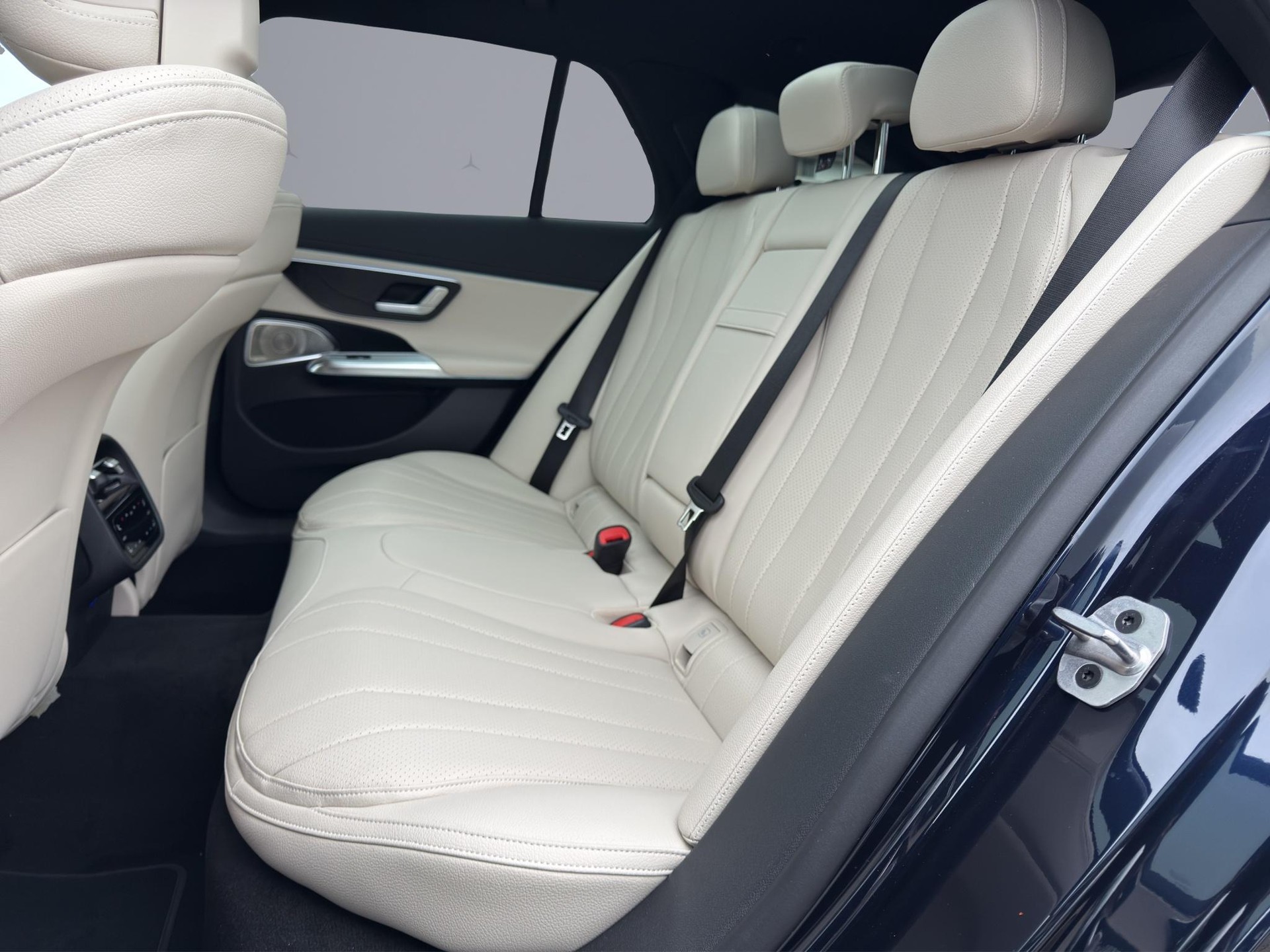 MERCEDES-BENZ E 220 d AMG Line 4matic Kombi-image-11