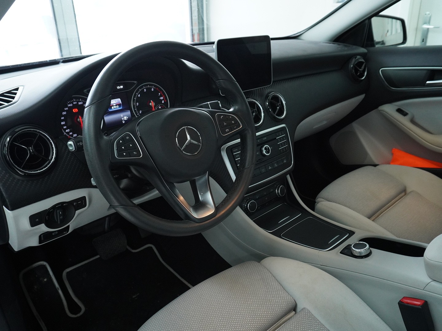 MERCEDES-BENZ GLA 180 7G-Tronic-image-2